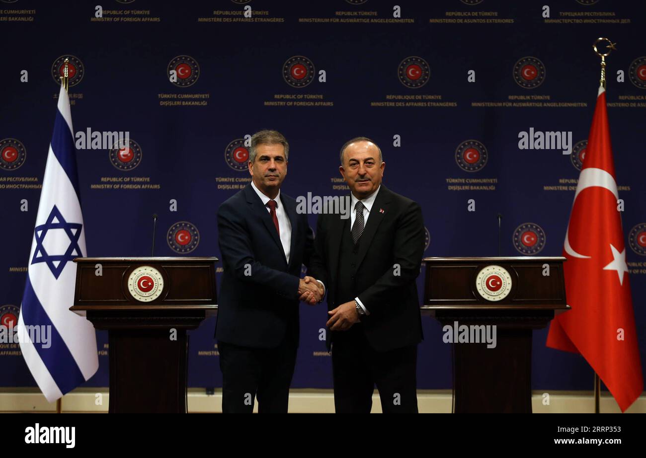 230214 -- ANKARA, le 14 février 2023 -- le ministre turc des Affaires étrangères, Mevlut Cavusoglu R, serre la main du ministre israélien des Affaires étrangères, Eli Cohen, lors d'une conférence de presse conjointe à Ankara, T¹rkiye, le 14 février 2023. Israël reprendra les vols directs vers T¹rkiye jeudi dans le cadre de la normalisation des relations bilatérales, a déclaré mardi le ministre israélien des Affaires étrangères Eli Cohen. Photo de /Xinhua TRKIYE-ANKARA-ISRAEL-FM-VISIT MustafaxKaya PUBLICATIONxNOTxINxCHN Banque D'Images