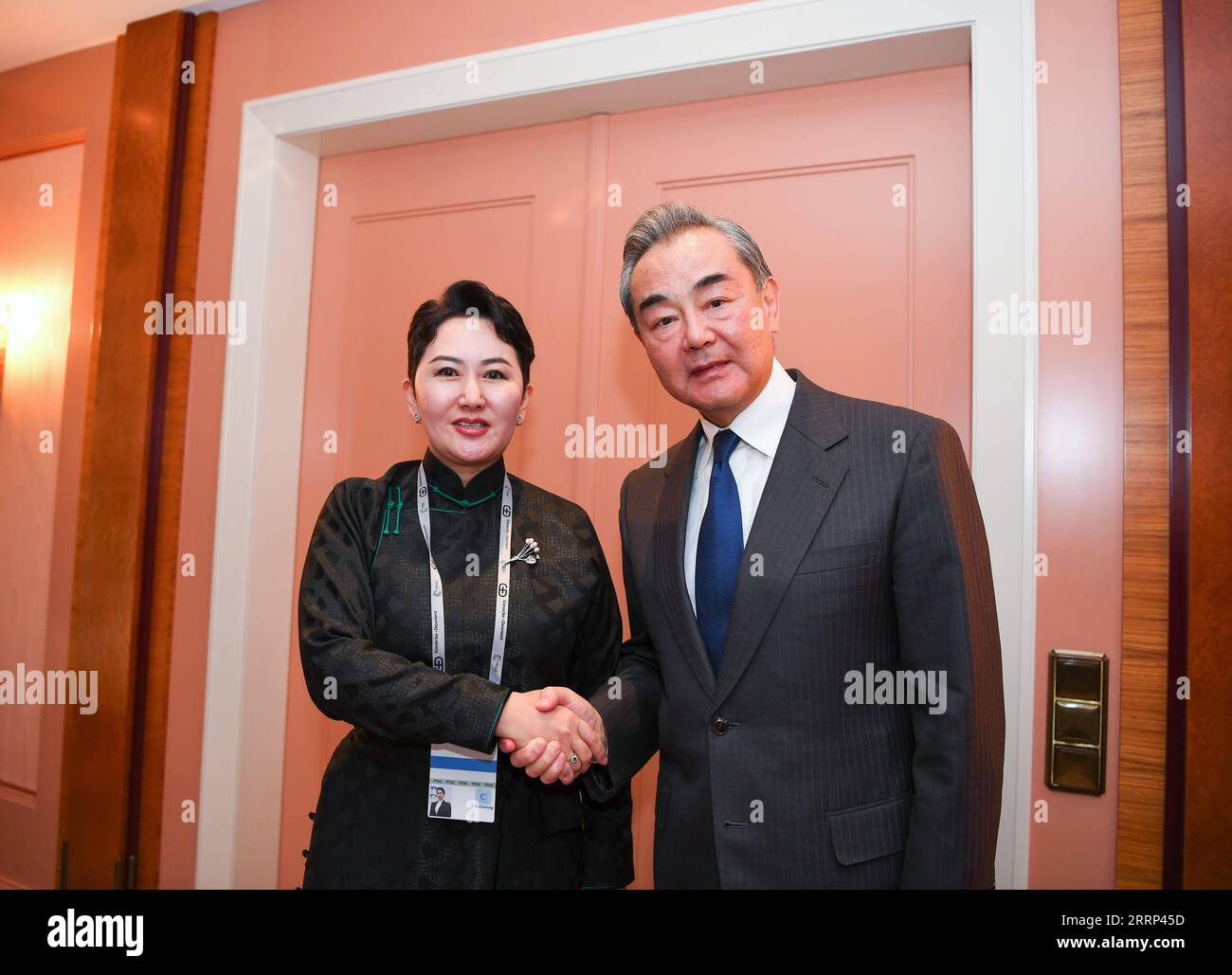 230217 -- MUNICH, le 17 février 2023 -- Wang Yi R, membre du bureau politique du comité central du PCC du Parti communiste chinois et directeur du bureau de la commission des affaires étrangères du comité central du PCC, tient une brève réunion avec le ministre mongol des Affaires étrangères Batmunkh Battsetseg en marge de la 59e Conférence de Munich sur la sécurité à Munich, Allemagne, le 17 février 2023. ALLEMAGNE-MUNICH-WANG YI-MONGOLIAN FM-MEETING RENXPENGFEI PUBLICATIONXNOTXINXCHN Banque D'Images