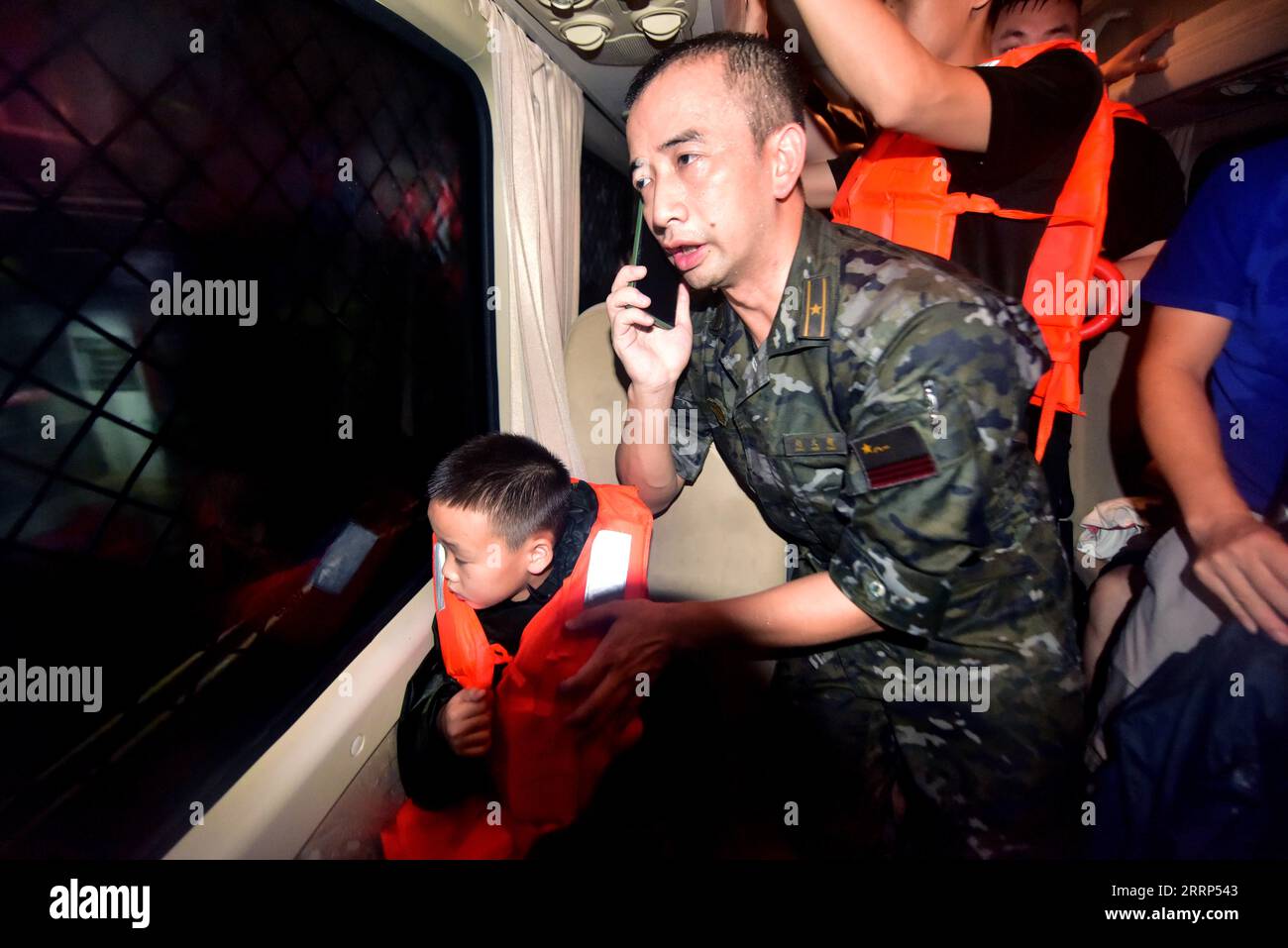 SHENZHEN, CHINE - 8 SEPTEMBRE 2023 - Zhao Wenchao, chef de la section de formation, donne son siège à un enfant affecté par une catastrophe à Shenzhen, Guangd Banque D'Images