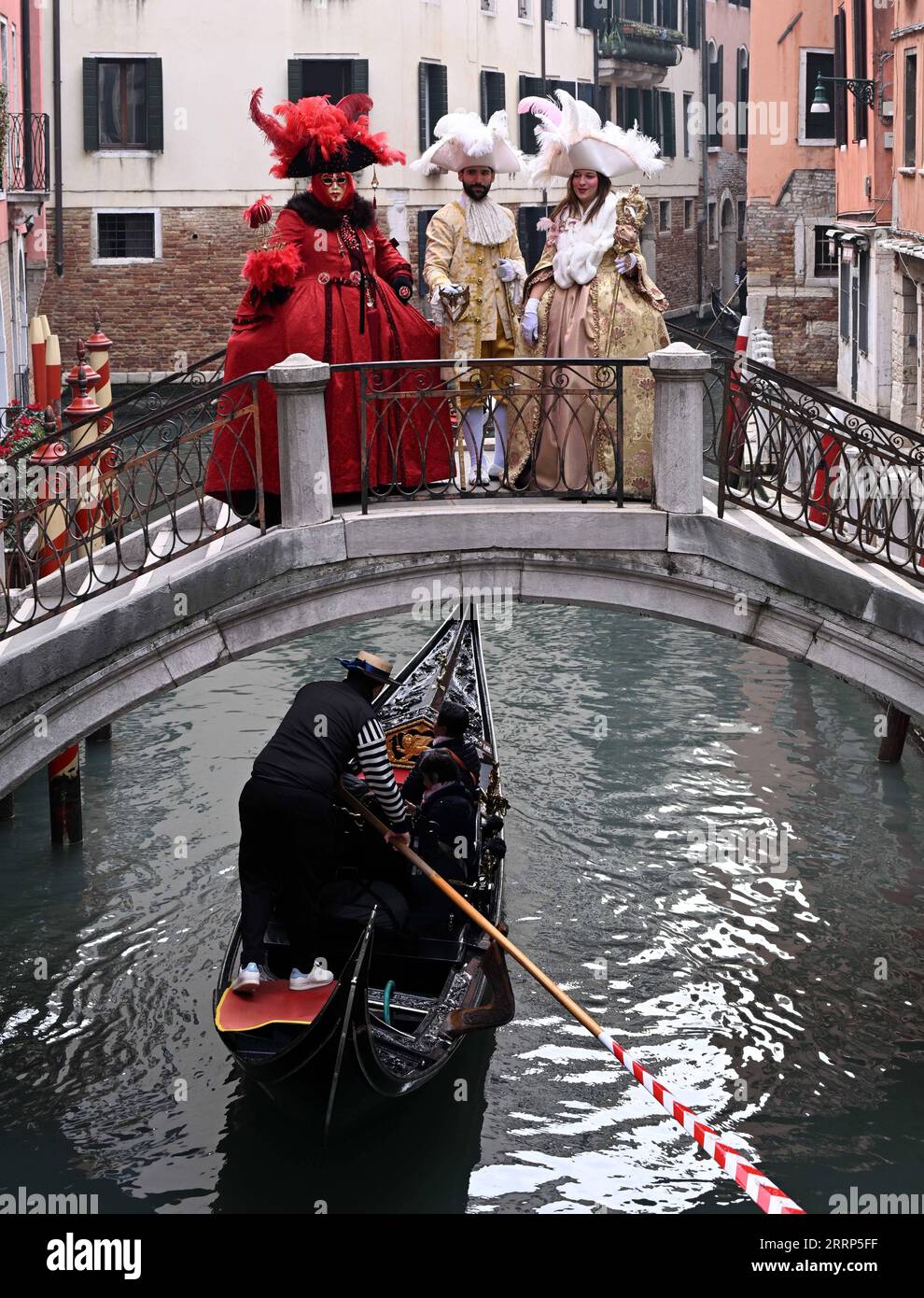 230221 -- VENISE, 21 février 2023 -- les fêtards posent pendant le Carnaval de Venise à Venise, Italie, le 20 février 2023. Le Carnaval de Venise 2023 se déroule du 4 au 21 février dans la ville lagunaire italienne. Photo de /Xinhua ITALY-VENISE-VENISE CARNAVAL 2023 AlbertoxLingria PUBLICATIONxNOTxINxCHN Banque D'Images