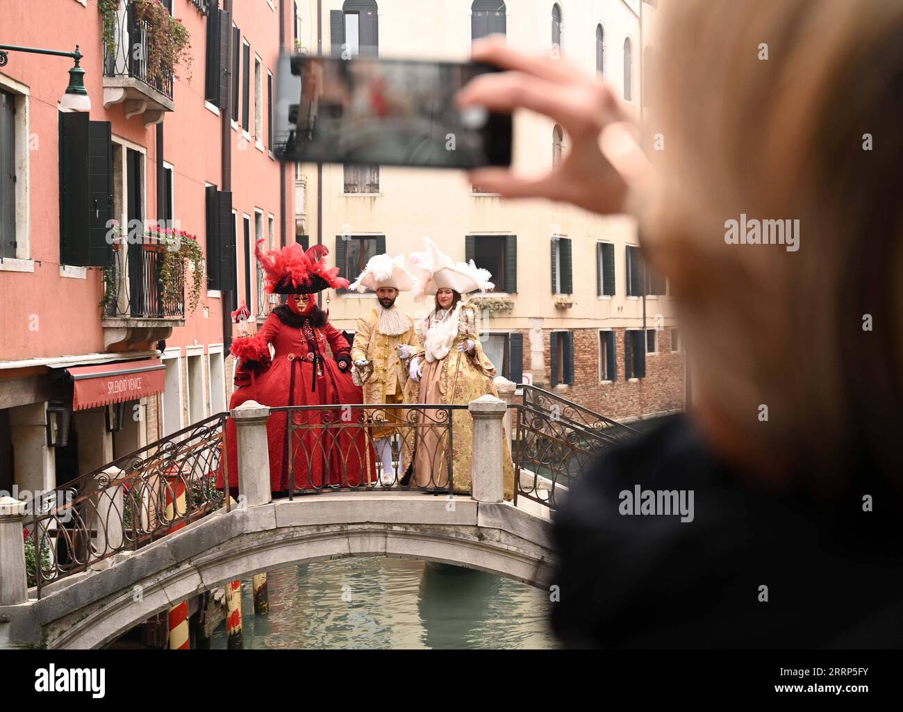 230221 -- VENISE, le 21 février 2023 -- les fêtards assistent au Carnaval de Venise à Venise, Italie, le 20 février 2023. Le Carnaval de Venise 2023 se déroule du 4 au 21 février dans la ville lagunaire italienne. Photo de /Xinhua ITALY-VENISE-VENISE CARNAVAL 2023 AlbertoxLingria PUBLICATIONxNOTxINxCHN Banque D'Images