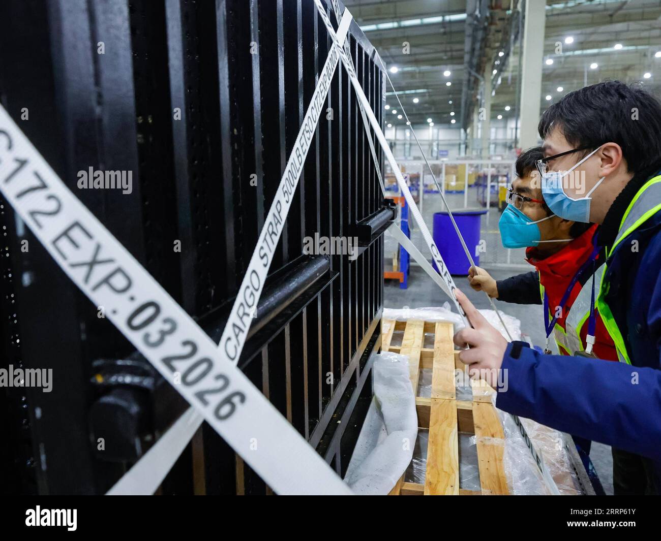 230221 -- CHENGDU, le 21 février 2023 -- un membre du personnel et un vétérinaire 2nd R examinent le panda géant né au Japon Xiang Xiang à l'aéroport international de Chengdu Shuangliu dans la province du Sichuan du sud-ouest de la Chine, le 21 février 2022. Le panda géant femelle Xiang Xiang a quitté mardi matin le zoo d'Ueno à Tokyo au Japon pour retourner en Chine, son pays d'origine. Xiang Xiang est né au zoo d'Ueno en juin 2017 de Shin Shin femelle et RI RI mâle, deux pandas géants prêtés par la Chine, où la propriété sur les petits auxquels ils donnent naissance appartient. Maintenant âgé de cinq ans et huit mois, le panda a atteint son matur de reproduction Banque D'Images