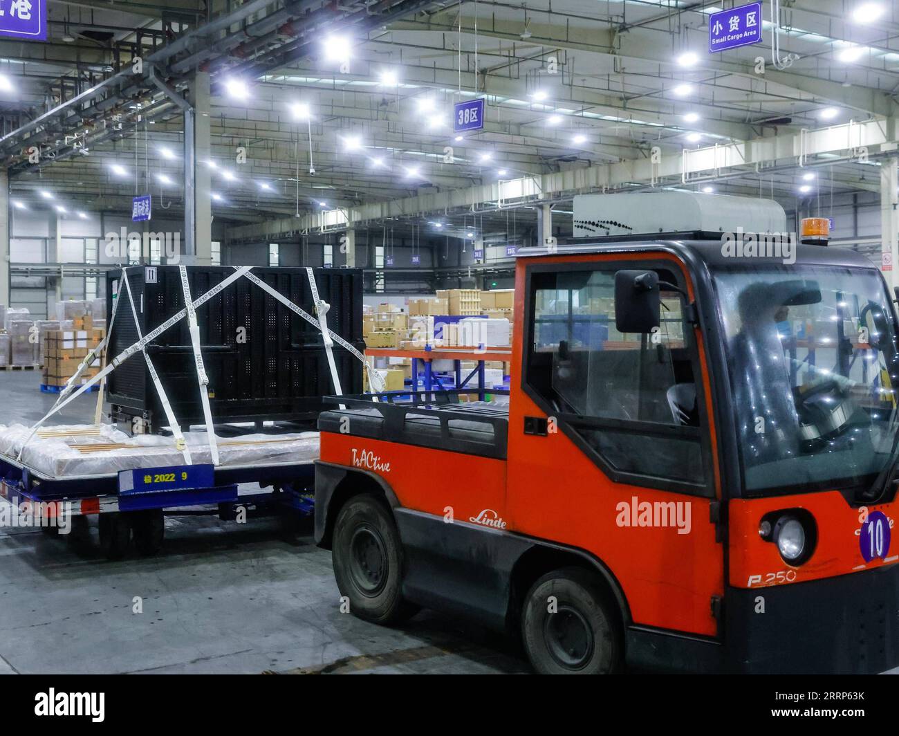 230221 -- CHENGDU, 21 février 2023 -- le panda géant d'origine japonaise Xiang Xiang arrive à l'aéroport international de Chengdu Shuangliu dans la province du Sichuan du sud-ouest de la Chine, le 21 février 2022. Le panda géant femelle Xiang Xiang a quitté mardi matin le zoo d'Ueno à Tokyo au Japon pour retourner en Chine, son pays d'origine. Xiang Xiang est né au zoo d'Ueno en juin 2017 de Shin Shin femelle et RI RI mâle, deux pandas géants prêtés par la Chine, où la propriété sur les petits auxquels ils donnent naissance appartient. Maintenant âgé de cinq ans et huit mois, le panda a atteint sa maturité de reproduction. Considérant l'avenir de Xiang Xia Banque D'Images