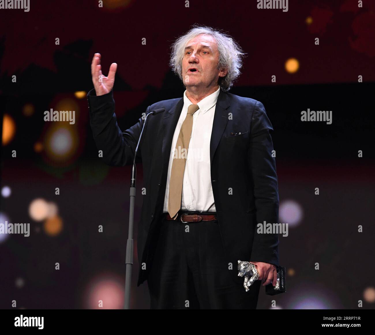 230226 -- BERLIN, le 26 février 2023 -- Philippe Garrel, réalisateur du film The Plough , parle après avoir reçu l'Ours d'argent du meilleur réalisateur lors du 73e Festival international du film de Berlin à Berlin, Allemagne, le 25 février 2023. ALLEMAGNE-BERLIN-BERLINALE 2023-AWARDS RenxPengfei PUBLICATIONxNOTxINxCHN Banque D'Images