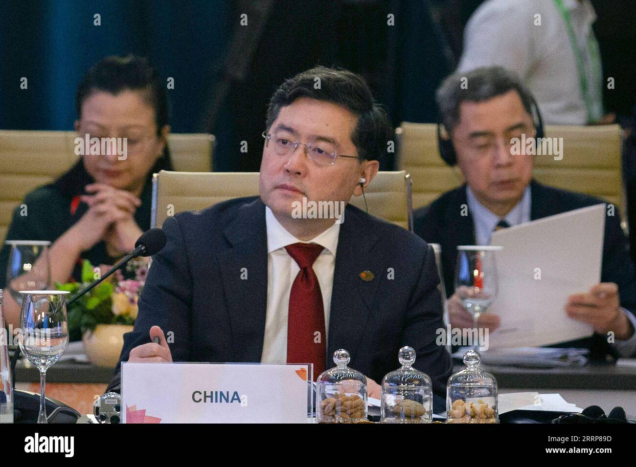 230302 -- NEW DELHI, le 2 mars 2023 -- le ministre chinois des Affaires étrangères, Qin Gang, participe à une session de la réunion des ministres des Affaires étrangères du G20 du Groupe des 20 à New Delhi, en Inde, le 2 mars 2023. INDE-NOUVEAU DELHI-CHINE-QIN GANG-G20 RÉUNION DES MINISTRES DES AFFAIRES ÉTRANGÈRES JAVEDXDAR PUBLICATIONXNOTXINXCHN Banque D'Images