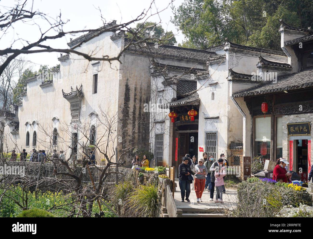 230304 -- SHANGRAO, le 4 mars 2023 -- les gens visitent le site pittoresque de Huangling dans le comté de Wuyuan, dans la province de Jiangxi, dans l'est de la Chine, le 2 mars 2023. Paysage printanier à Wuyuan attire beaucoup de visiteurs avec la hausse de la température. CHINA-JIANGXI-WUYUAN-SPRING CN WanxXiang PUBLICATIONxNOTxINxCHN Banque D'Images