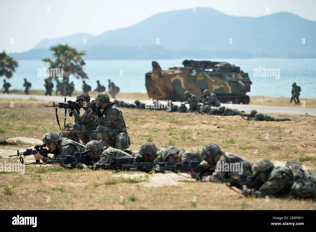 230304 -- CHONBURI, le 4 mars 2023 -- du personnel militaire participe à un exercice amphibie au cours de l'exercice multinational Cobra Gold 2023 dans la province de Chonburi, en Thaïlande, le 3 mars 2023. L’exercice Cobra Gold 2023, dont les exercices de base comprennent l’exercice de poste de commandement, l’assistance civique humanitaire et l’exercice de formation sur le terrain, durera jusqu’en mars 10. Photo de /Xinhua THAILAND-CHONBURI-COBRA EXERCICE AMPHIBIE-OR RachenxSageamsak PUBLICATIONxNOTxINxCHN Banque D'Images