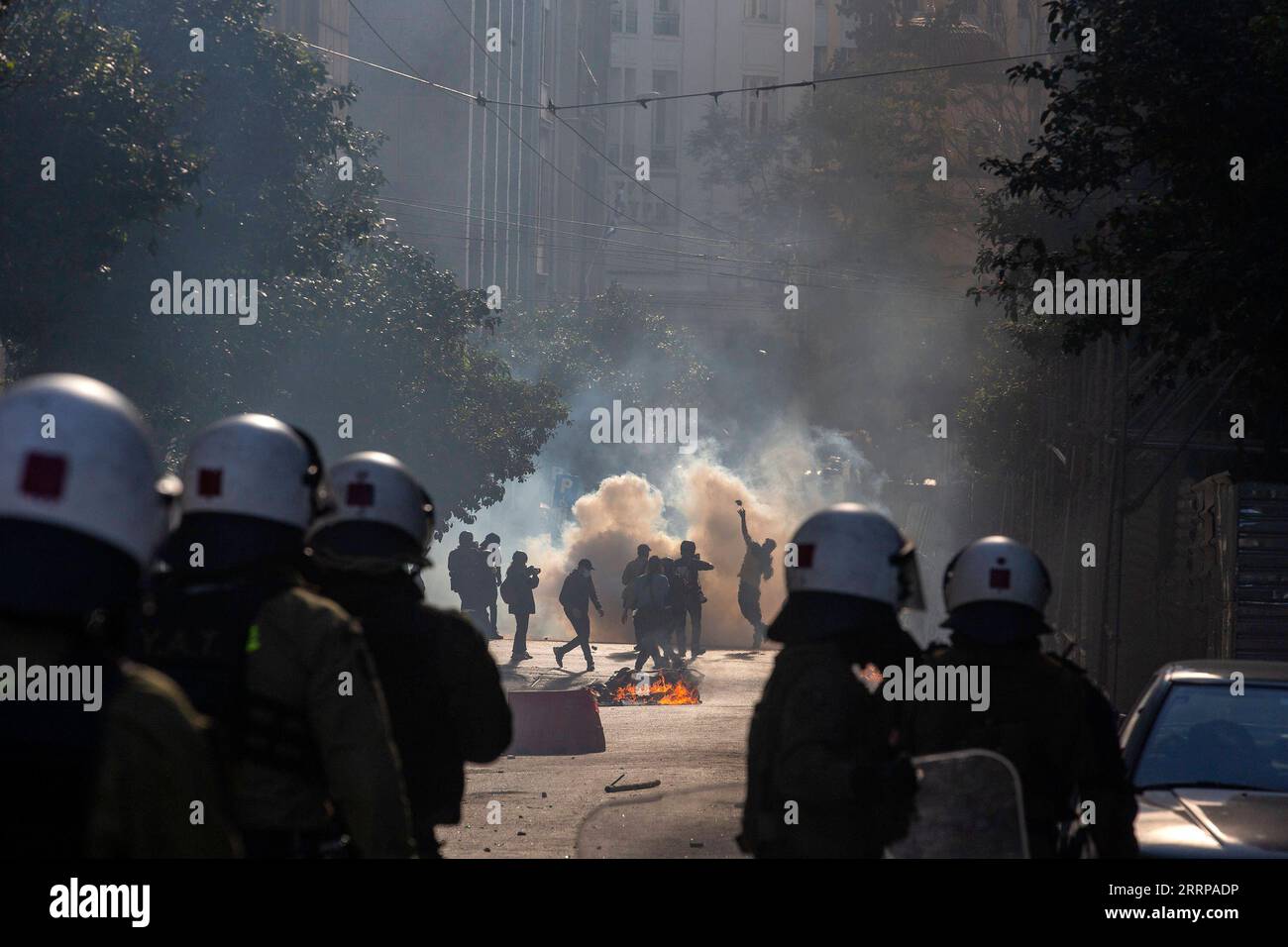 230308 -- ATHÈNES, le 8 mars 2023 -- des manifestants s'affrontent avec la police anti-émeute lors d'une manifestation à Athènes, en Grèce, le 8 mars 2023. Le gouvernement grec a annoncé mercredi un ensemble de mesures visant à améliorer la sécurité du système ferroviaire, à la suite de la collision ferroviaire de la semaine dernière dans le centre de la Grèce qui a fait 57 morts. Mercredi également, des milliers de manifestants sont descendus dans les rues d'Athènes et d'autres villes à travers le pays alors que les syndicats ont appelé à une grève nationale de 24 heures à propos de la tragédie. GRÈCE-ATHÈNES-MANIFESTATION MariosxLolos PUBLICATIONxNOTxINxCHN Banque D'Images