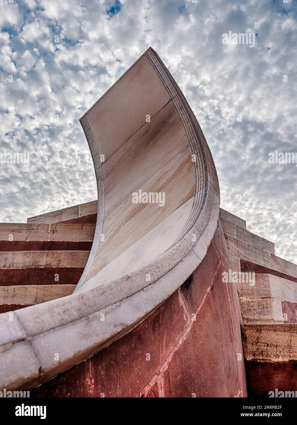 L'arc incurvé d'un instrument s'élève dans le ciel à l'observatoire astronomique historique Jantar Mantar à Jaipur, en Inde. Banque D'Images