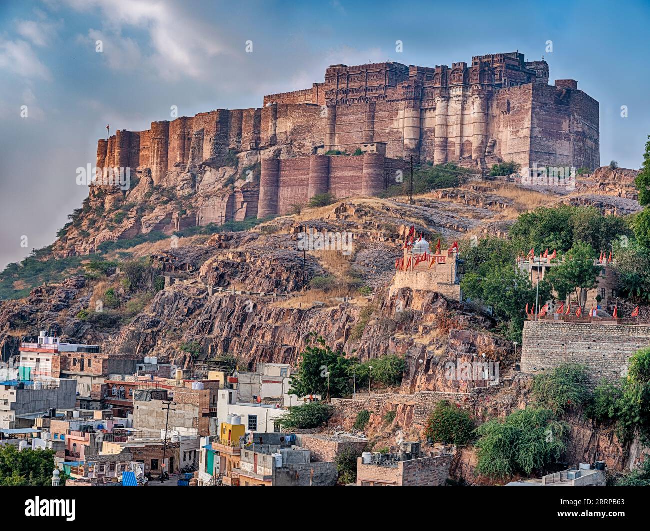 Mehrangarh fort est une imposante forteresse construite sur une montagne de grès au milieu de Jodhpur, en Inde. Banque D'Images