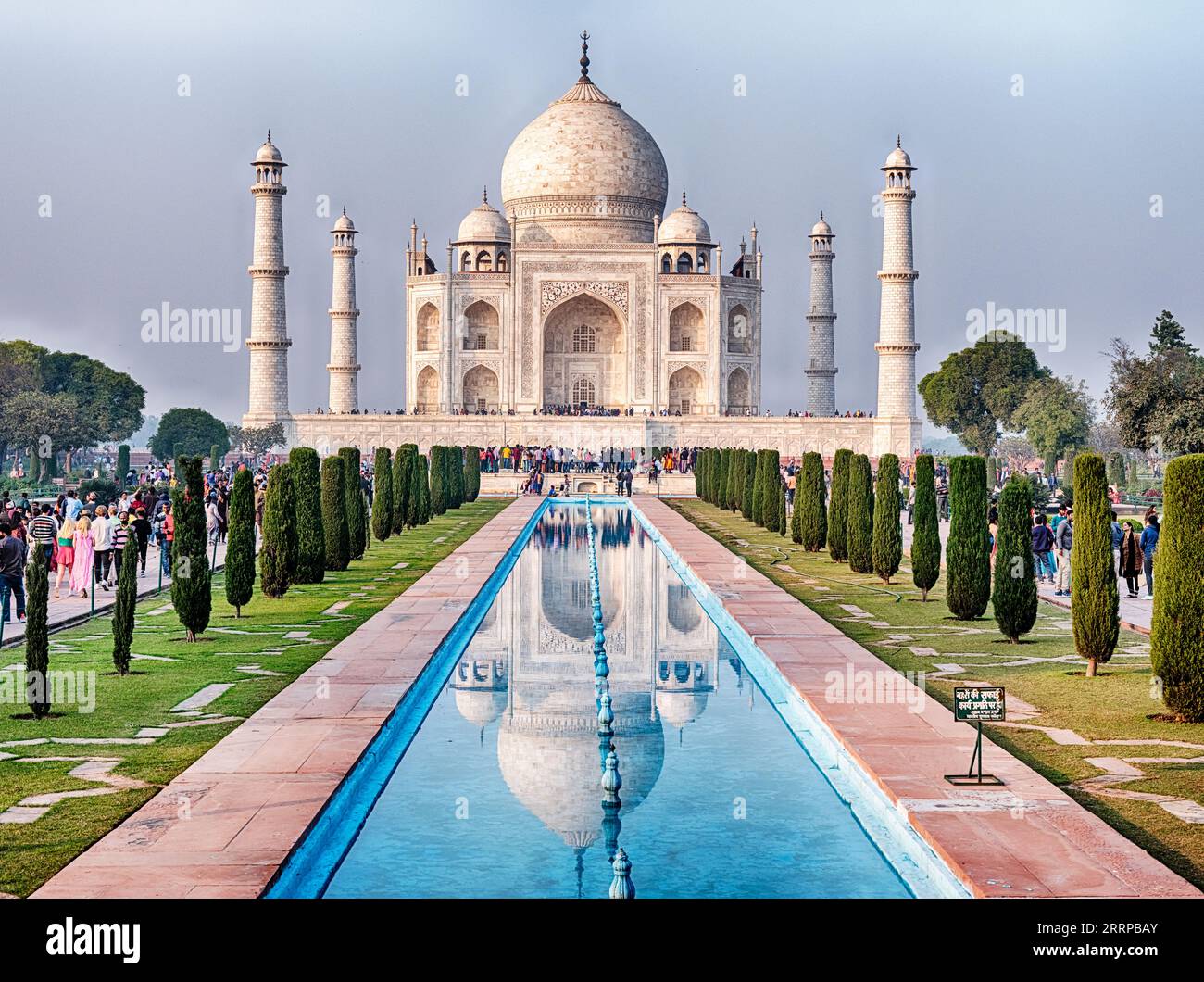 Le Taj Mahal vu en fin d'après-midi avec la qualité de l'air fumé typique de décembre à Agra, en Inde. Banque D'Images
