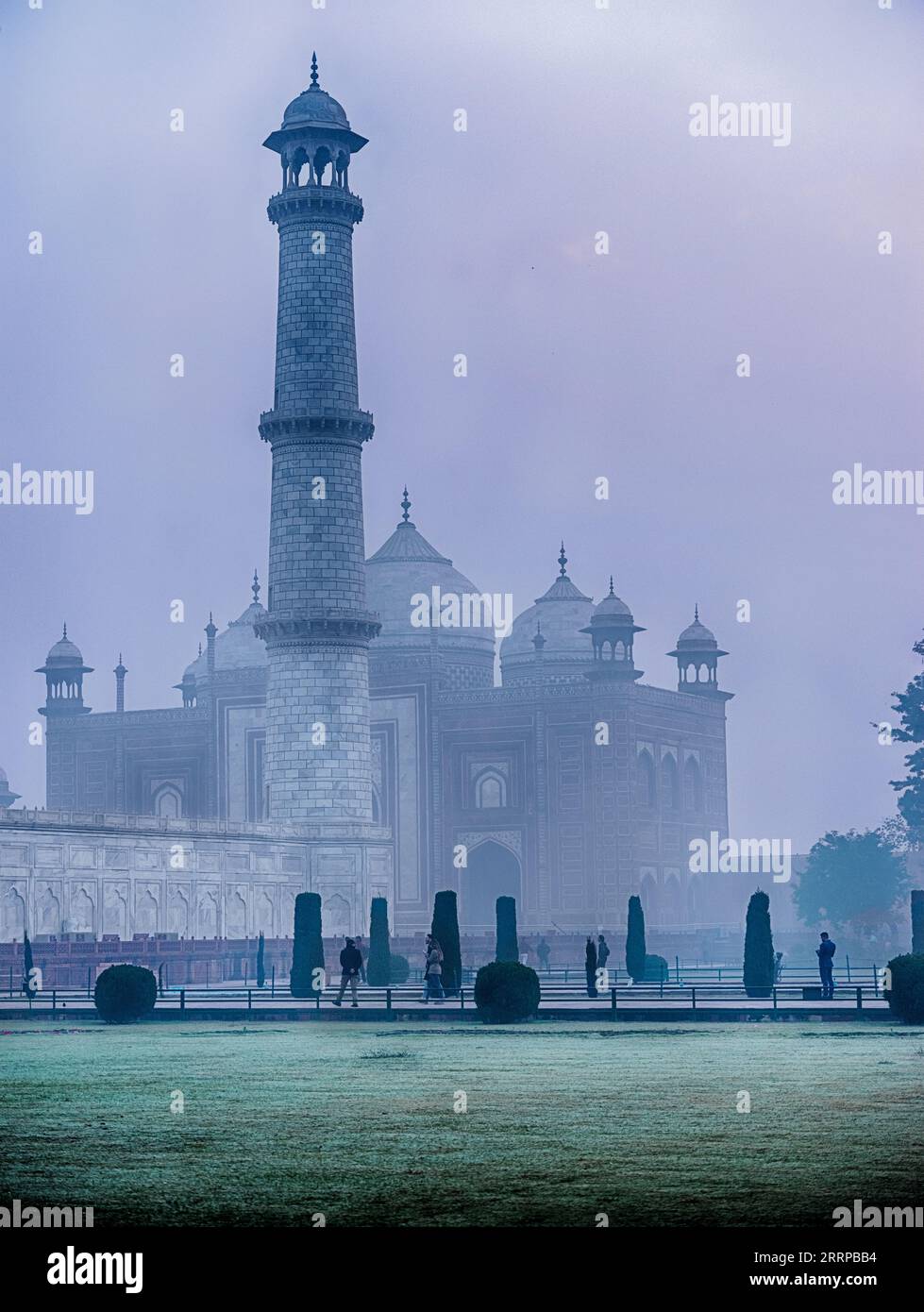 Un des quatre minarets du Taj Mahal à Agra se tient debout un matin brumeux. Banque D'Images