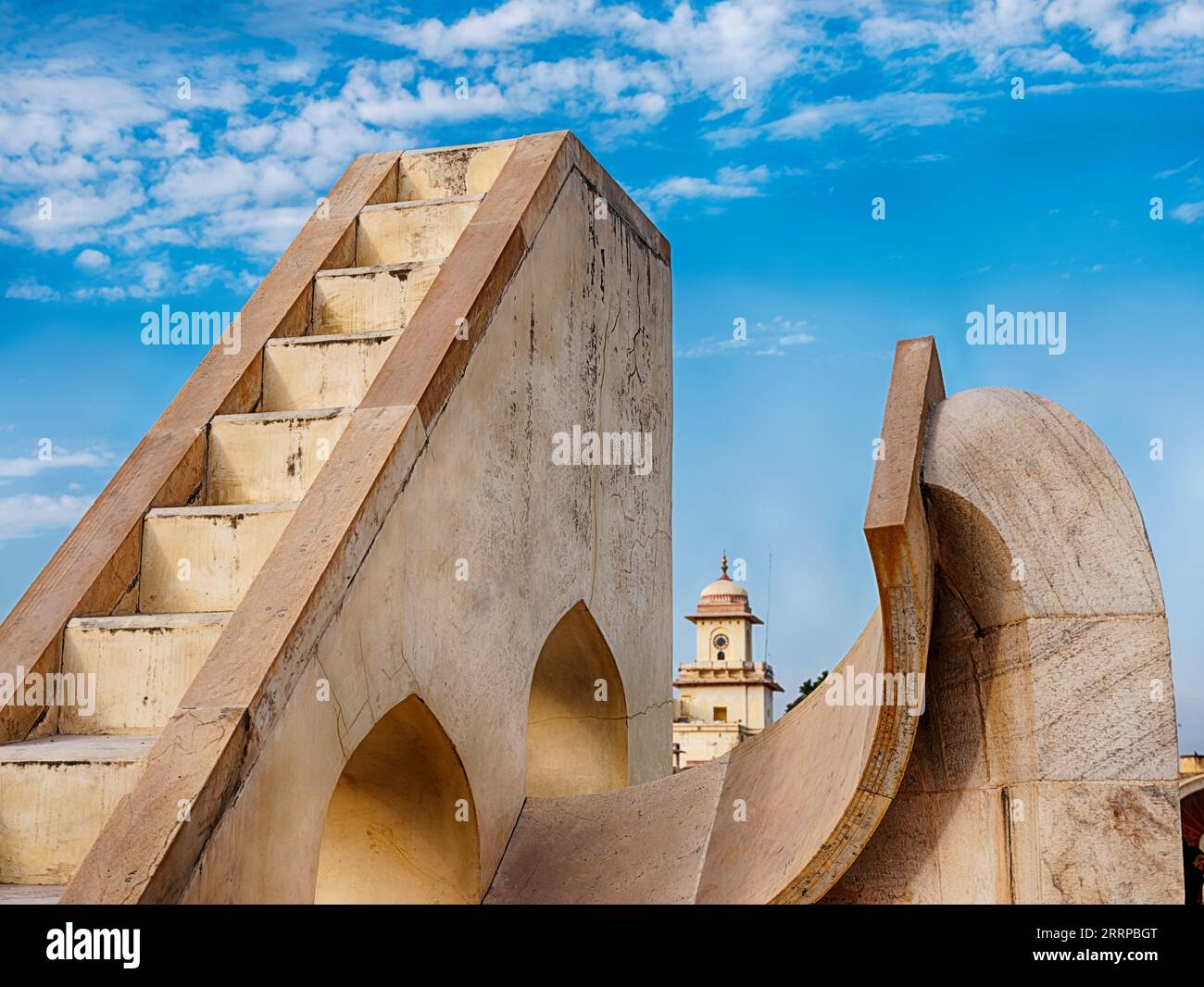 Les marches et les formes incurvées sont emblématiques des instruments d'astronomie de l'observatoire historique Jantar Mantar à Jaipur, en Inde. Banque D'Images