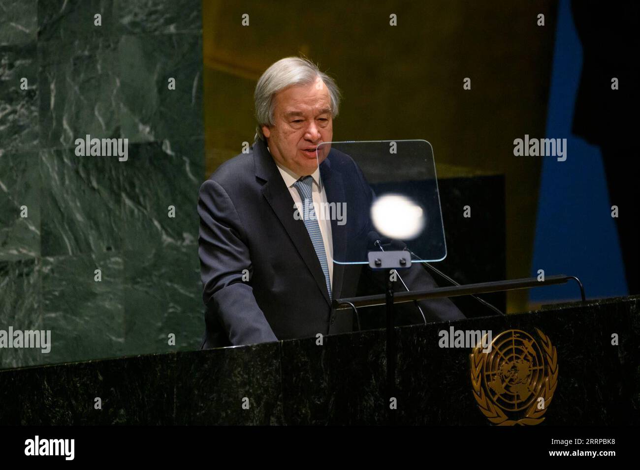 230311 -- NATIONS UNIES, le 11 mars 2023 -- le Secrétaire général des Nations Unies, Antonio Guterres, prononce une allocution à l'occasion de l'événement de haut niveau pour commémorer la première Journée internationale de lutte contre l'islamophobie au siège de l'ONU à New York, le 10 mars 2023. Vendredi, les Nations Unies ont marqué la toute première Journée internationale de lutte contre l’islamophobie par un événement spécial, au cours duquel les orateurs ont souligné la nécessité d’une action concrète face à la montée de la haine, de la discrimination et de la violence à l’égard des musulmans. TO GO WITH Roundup : l'ONU observe la première journée anti-islamophobie /photo ONU/document via Xinhua une PREMIÈRE JOURNÉE ANTI-ISLAMOPHOBIE LoeyxFe Banque D'Images