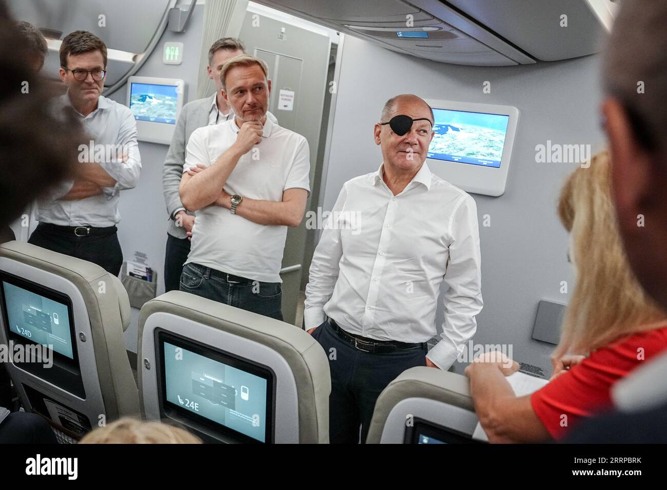 08 septembre 2023, Brandebourg, Schönefeld : le chancelier allemand OLAF Scholz (r, SPD) et Christian Lindner (FDP), ministre fédéral des Finances, discutent avec des journalistes voyageant avec eux peu après le décollage de l'Airbus A350 de l'aile spéciale de mission aérienne de l'Armée de l'Air sur le vol à destination de New Delhi pour le sommet du G20. Les dirigeants du G20 se réunissent ce week-end dans la capitale indienne, New Delhi. Le groupe comprend les principaux pays industrialisés et les économies émergentes. Photo : Kay Nietfeld/dpa Banque D'Images