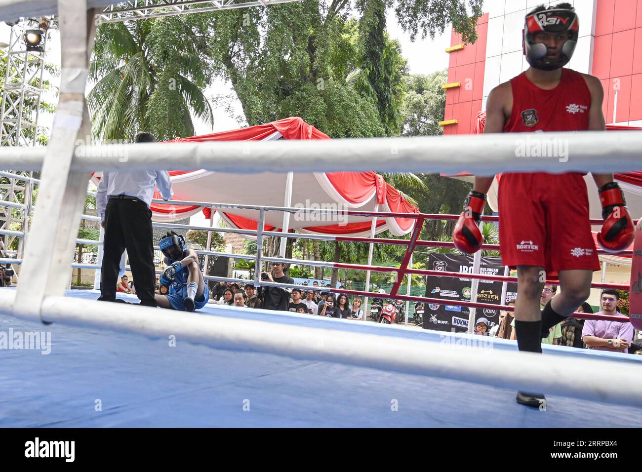 230311 -- JAKARTA, le 11 mars 2023 -- Un arbitre de boxe compte sur un boxeur amateur lors de l'Open de boxe de Jakarta à Jakarta, Indonésie, le 11 mars 2023. SPINDONESIA-JAKARTA-BOXE-CONCOURS AGUNGXKUNCAHYAXB. PUBLICATIONxNOTxINxCHN Banque D'Images