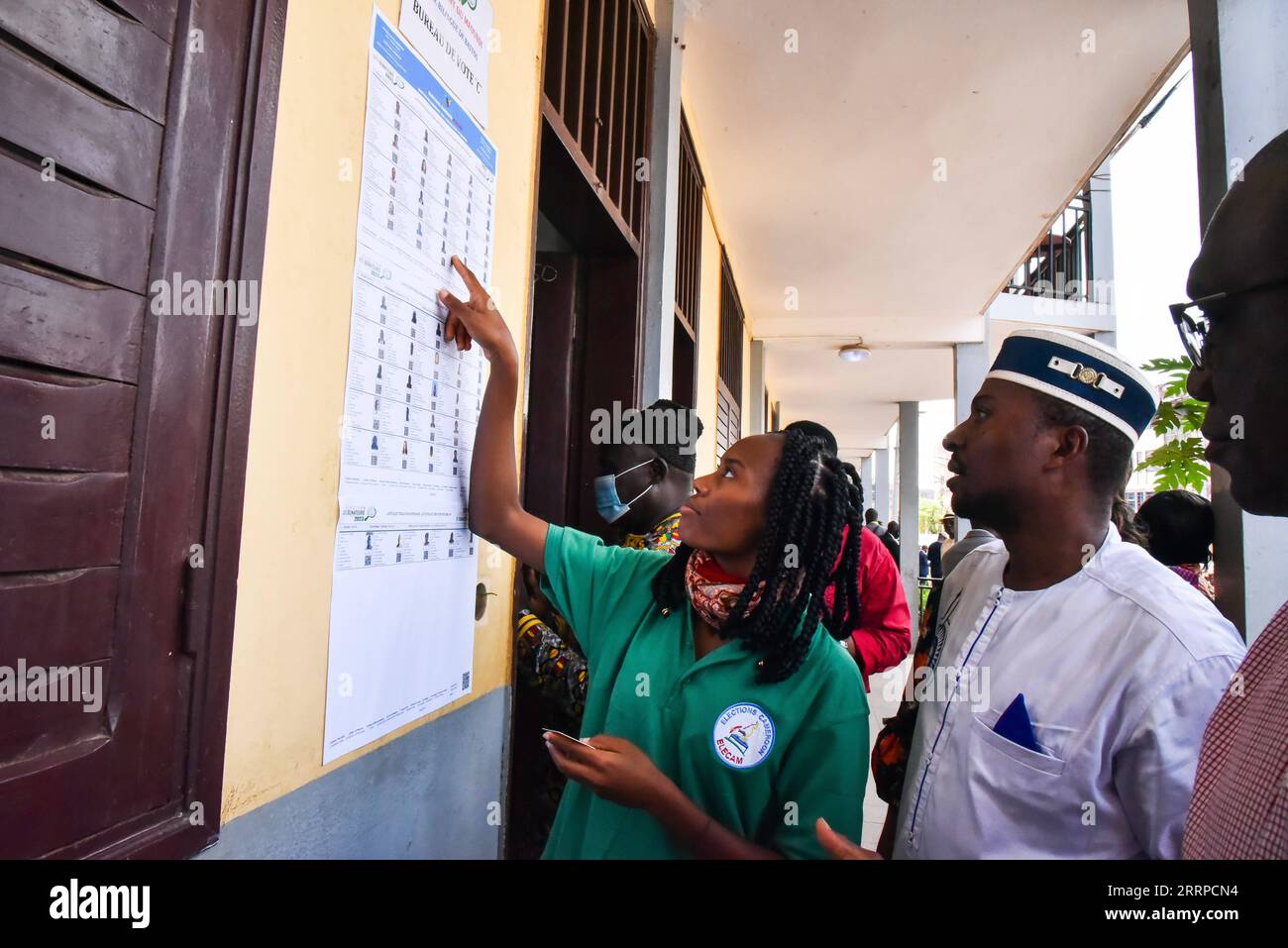 230313 -- YAOUNDÉ, le 13 mars 2023 -- les électeurs consultent leur nom sur la liste électorale pour voter dans un bureau de vote de Yaoundé, Cameroun, le 12 mars 2023. Le vote pour les élections sénatoriales a débuté dimanche matin dans 198 bureaux de vote répartis dans dix régions du pays. CAMEROUN-YAOUNDÉ-ELECTIONS SÉNATORIALES Kepseu PUBLICATIONxNOTxINxCHN Banque D'Images