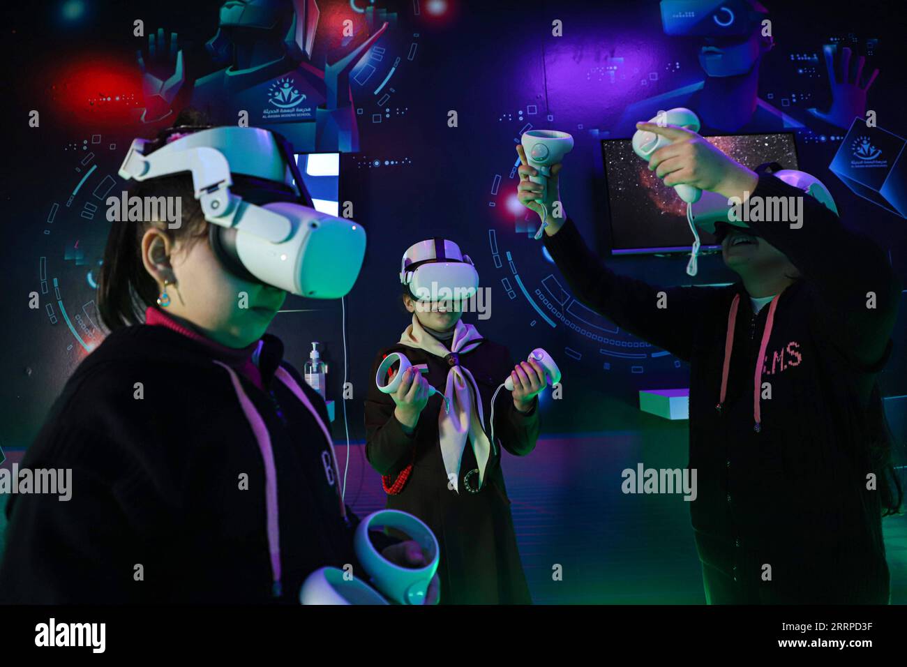 230314 -- GAZA, le 14 mars 2023 -- des élèves assistent à un cours de réalité virtuelle à l'école al-Basma de la ville de Gaza, le 27 février 2023. Les 500 élèves de l’école al-Basma à Gaza ont étudié tout au long du programme dans une salle de classe de réalité virtuelle qui a été récemment introduite dans l’enclave côtière appauvrie. La salle de classe utilise des graphiques 3D pour visualiser des concepts dans un sujet. En cours de maths, les élèves peuvent toucher un carré, un triangle ou d'autres formes géométriques pour mieux percevoir leurs différences. POUR ALLER AVEC la fonctionnalité : la salle de classe VR facilite les étudiants de Gaza dans l'apprentissage interactif photo par /Xinhua MIDEAST-GAZA ci Banque D'Images