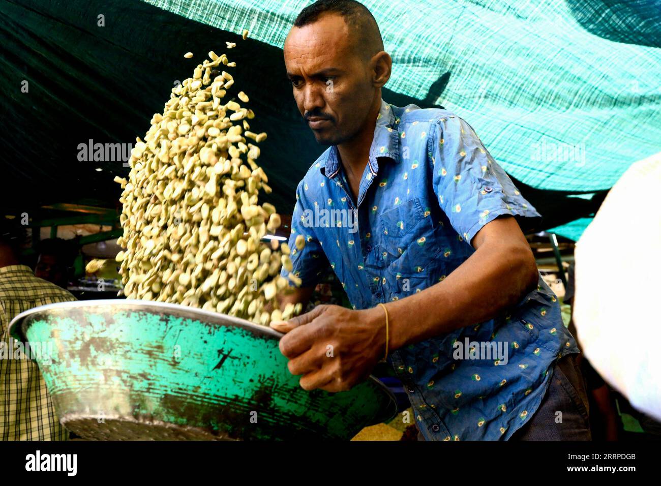 230314 -- KHARTOUM, le 14 mars 2023 -- Un homme travaille sur un marché vendant des assaisonnements et des épices avant le Ramadan à Khartoum, au Soudan, le 14 mars 2023. SOUDAN-KHARTOUM-MARCHÉ-ASSAISONNEMENTS ET ÉPICES MOHAMEDXKHIDIR PUBLICATIONXNOTXINXCHN Banque D'Images