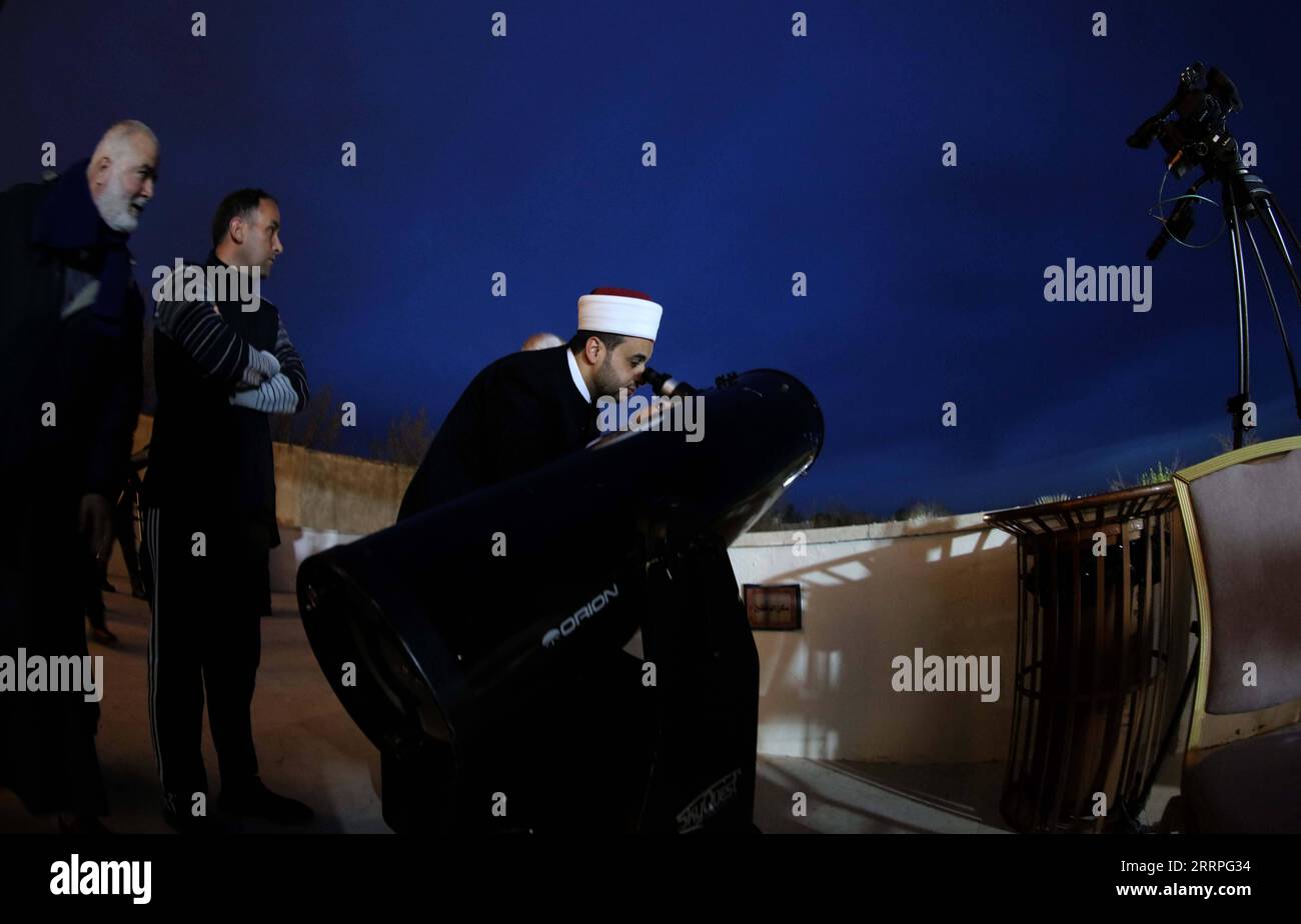 230322 -- AMMAN, le 22 mars 2023 -- un homme regarde à travers un télescope pour observer la lune à la mosquée du Roi Hussein Bin Talal à Amman, Jordanie, le 22 mars 2023. La Jordanie a officiellement annoncé mercredi que le Ramadan commencerait jeudi dans le royaume, a rapporté l'agence de presse Petra, dirigée par l'État. Photo de /Xinhua JORDAN-AMMAN-RAMADAN MohammadxAbuxGhosh PUBLICATIONxNOTxINxCHN Banque D'Images