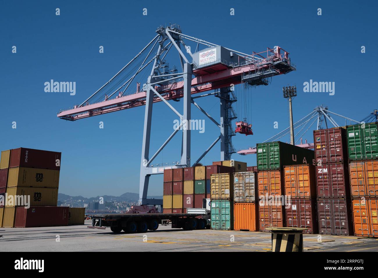 230324 -- RIO DE JANEIRO, le 24 mars 2023 -- cette photo prise le 20 mars 2023 montre un terminal à conteneurs au port de Rio de Janeiro au Brésil. Établi au début du 20e siècle, le port de Rio de Janeiro est l'un des ports maritimes importants pour l'importation et l'exportation de marchandises au Brésil, jouant un rôle important dans le développement économique et commercial du pays. BRÉSIL-RIO DE JANEIRO-PORT WangxTiancong PUBLICATIONxNOTxINxCHN Banque D'Images