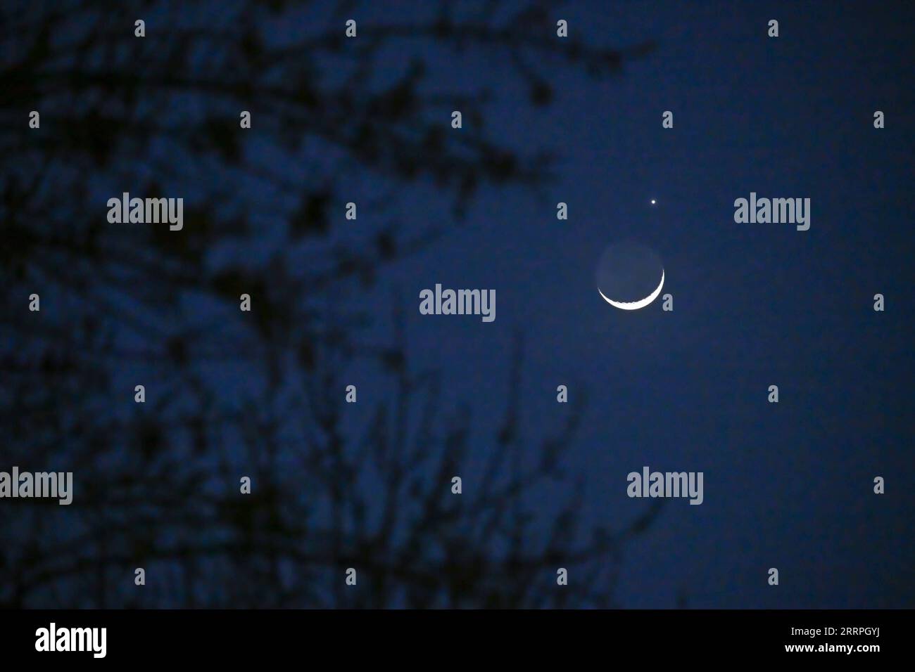 230324 -- PÉKIN, le 24 mars 2023 -- la planète Vénus et le croissant de lune sont photographiés à Pékin, capitale de la Chine, le 24 mars 2023. CHINE-BEIJING-LUNAR OCCULTATION DE VÉNUS CN LIXXIN PUBLICATIONXNOTXINXCHN Banque D'Images