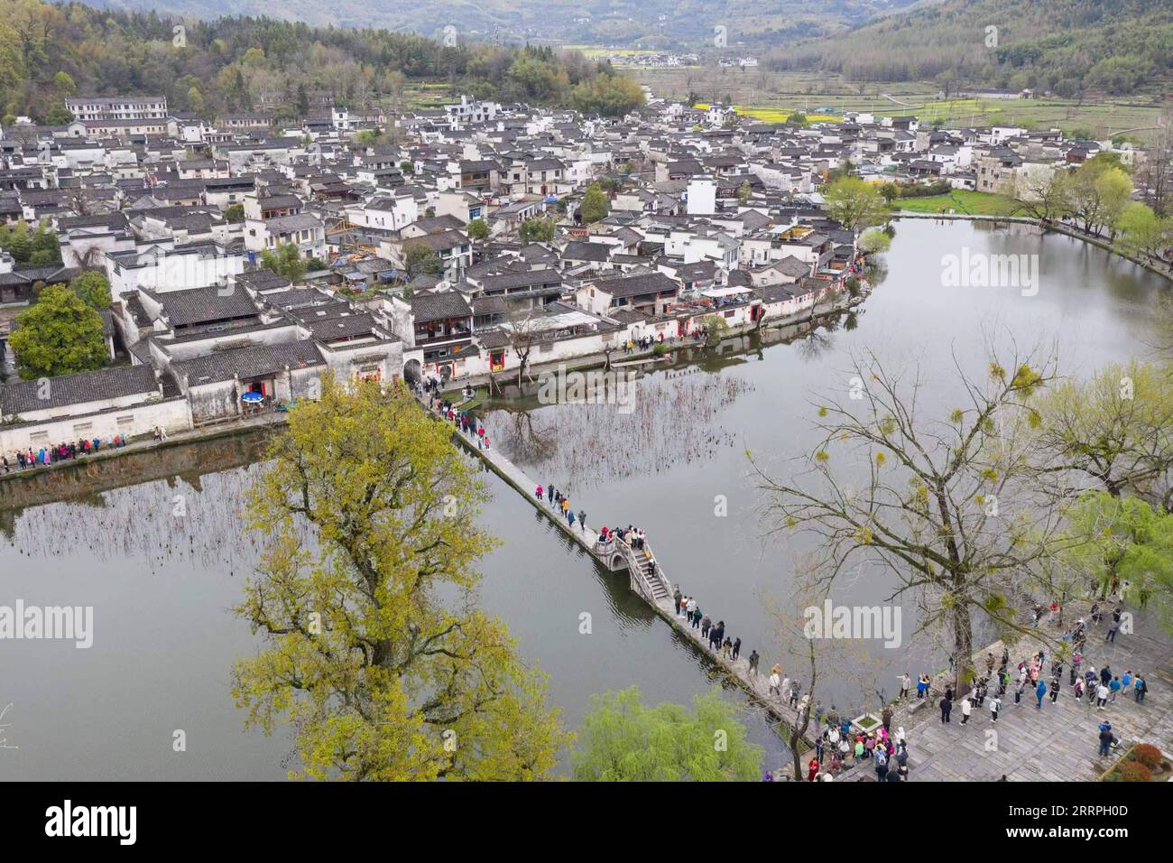 230324 -- YIXIAN, le 24 mars 2023 -- cette photo aérienne prise le 24 mars 2023 montre des touristes visitant le site pittoresque du village de Hongcun dans le comté de Yixian, province de l'Anhui dans l'est de la Chine. Ces dernières années, le comté de Yixian dans l'Anhui a attaché une grande importance à son développement de l'écotourisme local. CHINE-ANHUI-YIXIAN-ÉCOTOURISME CN DuxYu PUBLICATIONxNOTxINxCHN Banque D'Images