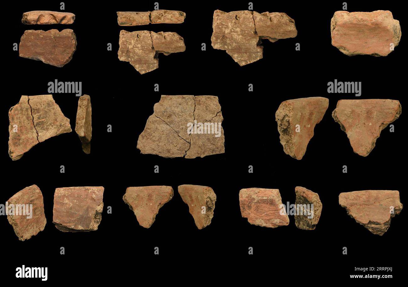 230329 -- PÉKIN, le 29 mars 2023 -- cette photo de fichier combo non datée montre des lambeaux de poterie découverts dans un ancien site hominidé dans le village de Zhaojiaxuyao de la ville de Zibo, province du Shandong dans l'est de la Chine. La Chine a publié mardi une liste des dix principales découvertes archéologiques de 2022. ALLER AVEC la Chine dévoile les 10 découvertes archéologiques les plus importantes de 2022 Administration du patrimoine culturel national/document via LA CHINE-LES DIX DÉCOUVERTES ARCHÉOLOGIQUES LES PLUS IMPORTANTES DE 2022-DÉVOILEMENT CN Xinhua PUBLICATIONxNOTxINxCHN Banque D'Images