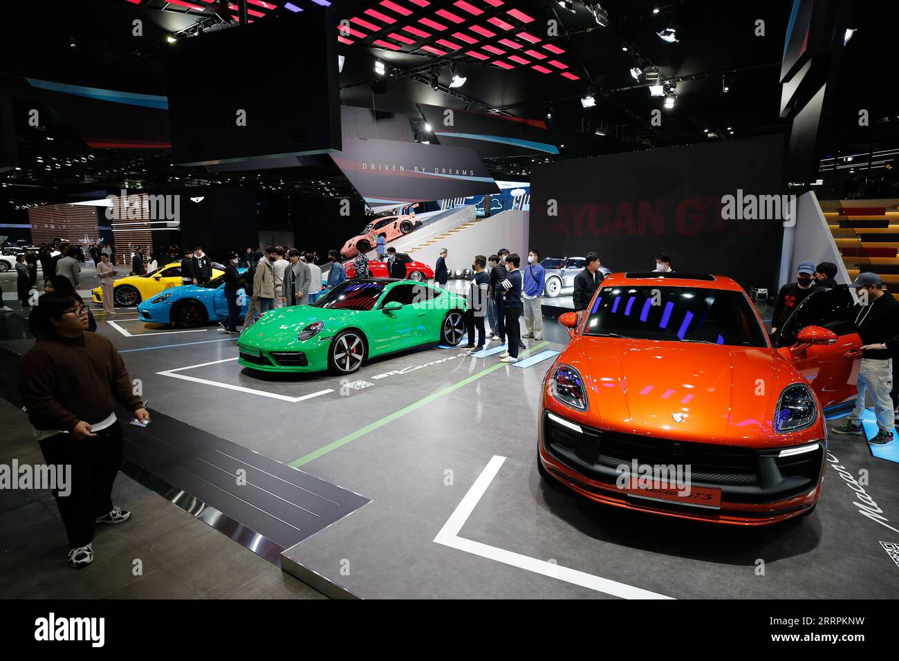 230331 -- GOYANG, le 31 mars 2023 -- les gens visitent le salon de la mobilité de Séoul dans le hall d'exposition KINTEX à Goyang, Corée du Sud, le 31 mars 2023. Le spectacle a débuté vendredi et durera jusqu’au 9 avril. CORÉE DU SUD-GOYANG-SÉOUL SALON DE MOBILITÉ WANGXYILIANG PUBLICATIONXNOTXINXCHN Banque D'Images