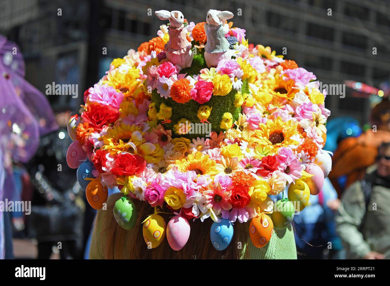 230410 -- NEW YORK, le 10 avril 2023 -- Une femme participe au défilé Easter Bonnet à New York, aux États-Unis, le 9 avril 2023. La Parade annuelle du Bonnet de Pâques a eu lieu sur la Cinquième Avenue de Manhattan près de St. Cathédrale Patrick le dimanche. ETATS-UNIS-NEW YORK-DÉFILÉ DE PÂQUES-BONNET LIXRUI PUBLICATIONXNOTXINXCHN Banque D'Images