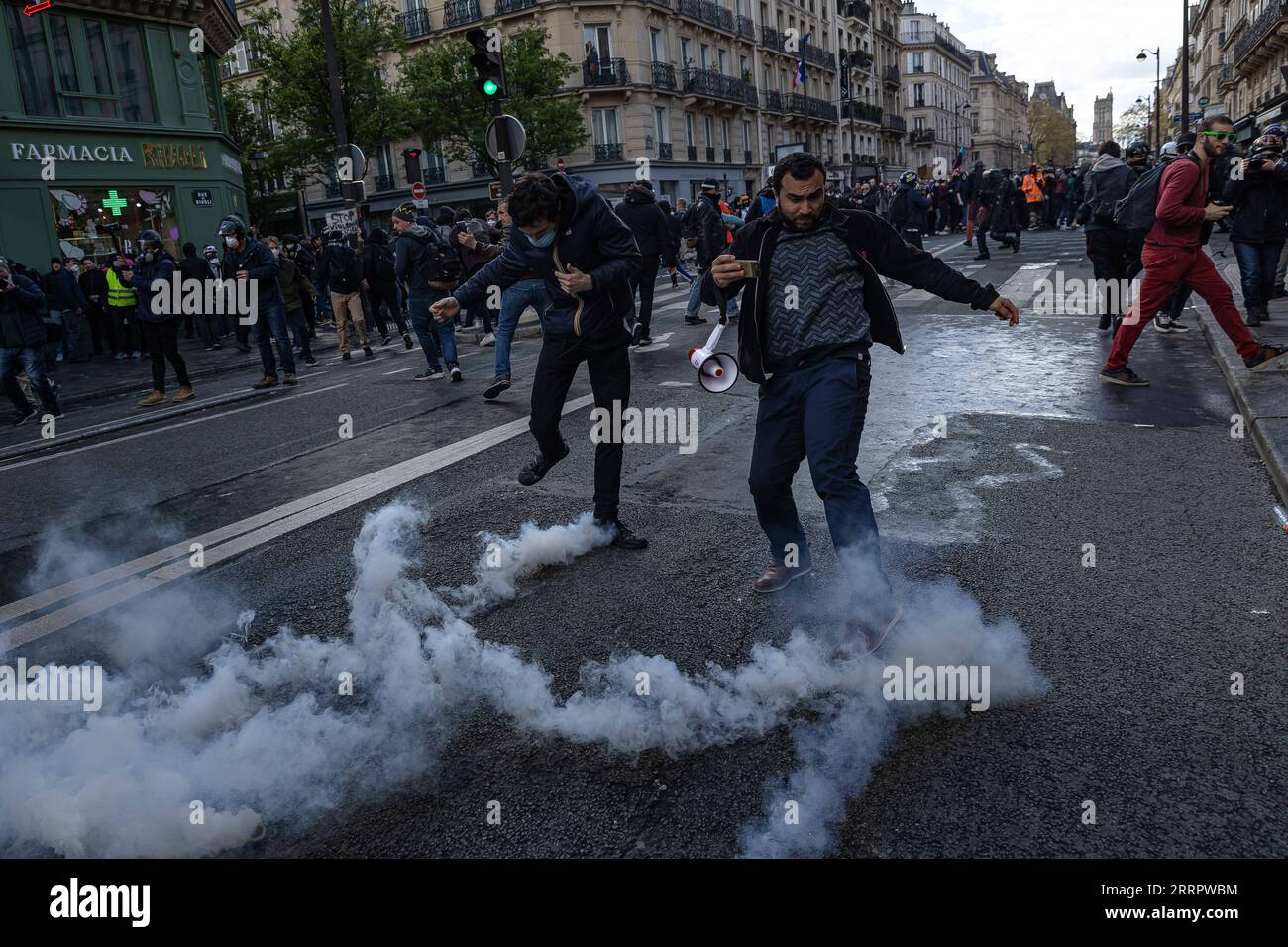 230413 -- PARIS, 13 avril 2023 -- des manifestants tentent de repousser des bombes lacrymogènes lors d'une manifestation contre un plan de réforme des retraites à Paris, France, le 13 avril 2023. Environ 380 000 personnes ont participé à la 12e mobilisation générale nationale organisée par les syndicats contre le plan de réforme des retraites du gouvernement, a déclaré jeudi le ministère français de l'intérieur. Photo de /Xinhua FRANCE-PARIS-PLAN DE RÉFORME DES PENSIONS-DÉMONSTRATION AurelienxMorisard PUBLICATIONxNOTxINxCHN Banque D'Images