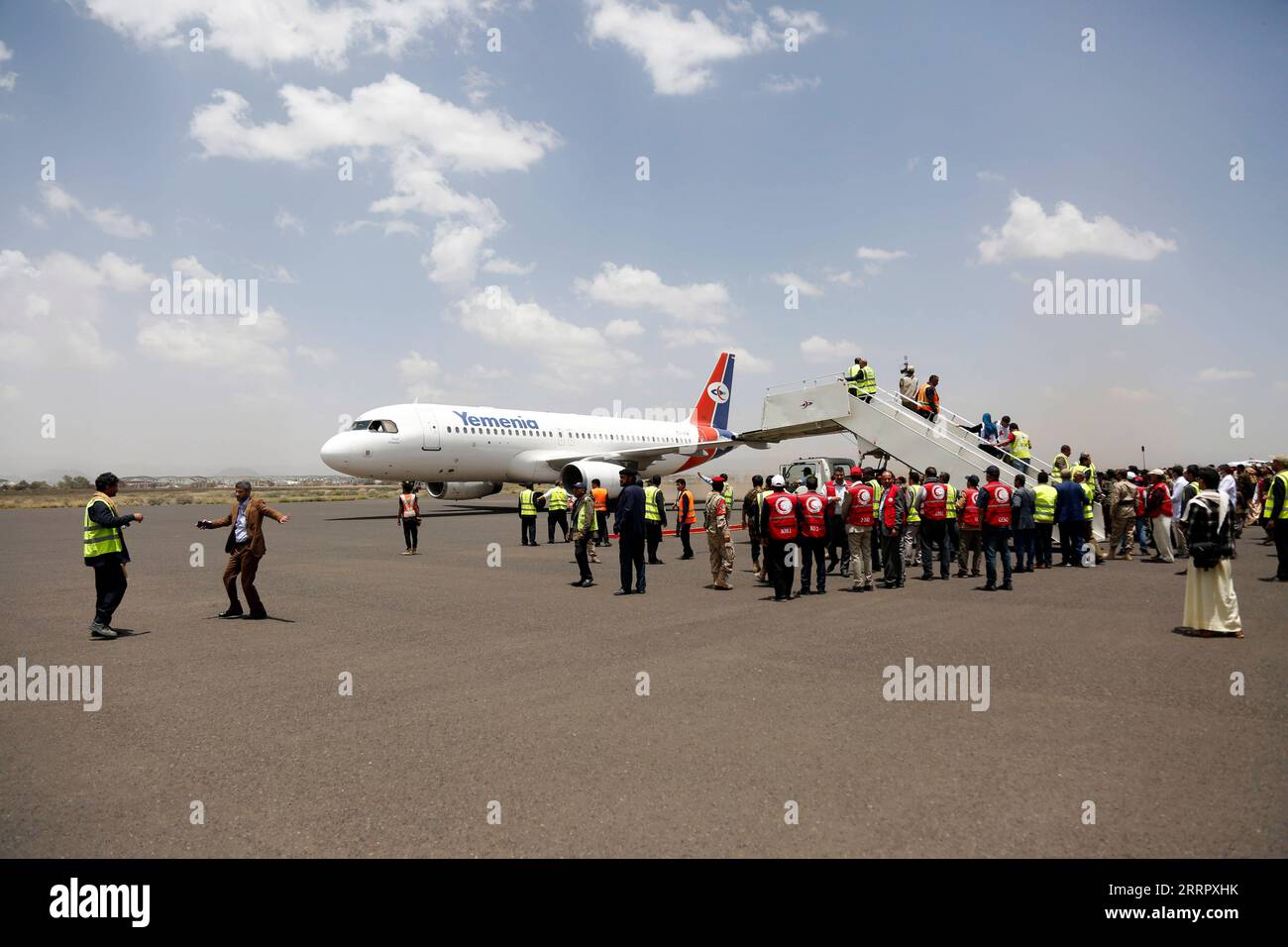 230414 -- SANAA, le 14 avril 2023 -- Un avion transportant des prisonniers libérés lors d'un échange de prisonniers atterrit à l'aéroport de Sanaa à Sanaa, Yémen, le 14 avril 2023. Les parties belligérantes du Yémen ont commencé vendredi un échange de plus de 880 prisonniers de trois jours, marquant une étape importante vers la paix dans ce pays arabe déchiré par Warn. Environ 320 détenus ont été libérés vendredi, dont 70 prisonniers du gouvernement yéménite qui ont été envoyés de Sanaa à Aden à bord de deux vols, et 250 captifs houthis sur des vols d'Aden à Sanaa, selon Yahya Kazman, chef du comité de négociation de la communauté internationale. Banque D'Images