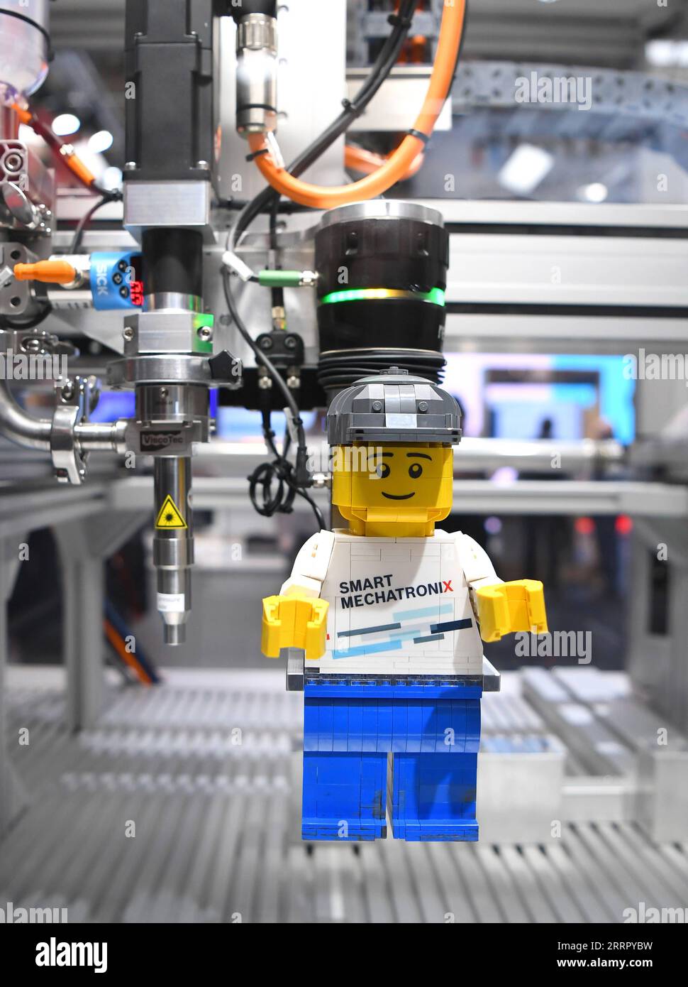 230418 -- HANOVRE ALLEMAGNE, le 18 avril 2023 -- un robot intelligent est exposé lors de la Foire de Hanovre à Hanovre, en Allemagne, le 18 avril 2023. Le salon leader allemand de l'ingénierie mécanique et électrique a débuté lundi à Hanovre sur le thème de la transformation industrielle - faire la différence. ALLEMAGNE-HANNOVER-HANNOVER MESSE RenxPengfei PUBLICATIONxNOTxINxCHN Banque D'Images