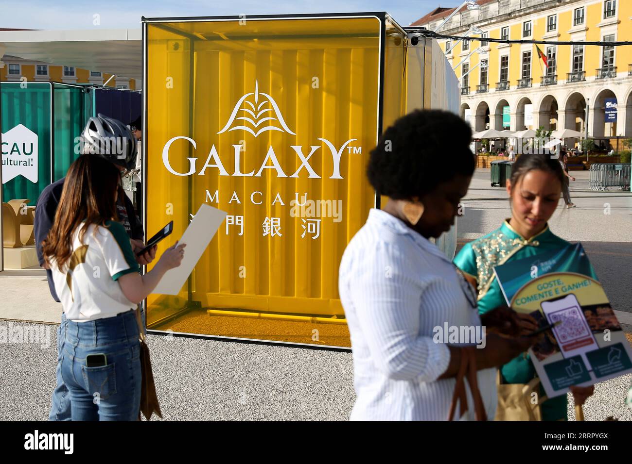 230419 -- LISBONNE, le 19 avril 2023 -- les gens visitent une exposition, dans le cadre des événements de promotion du tourisme de Macao, à la place du Commerce dans le centre-ville de Lisbonne, Portugal, le 18 avril 2023. Photo de /Xinhua PORTUGAL-LISBON-MACAO-PROMOTION PedroxFiuza PUBLICATIONxNOTxINxCHN Banque D'Images