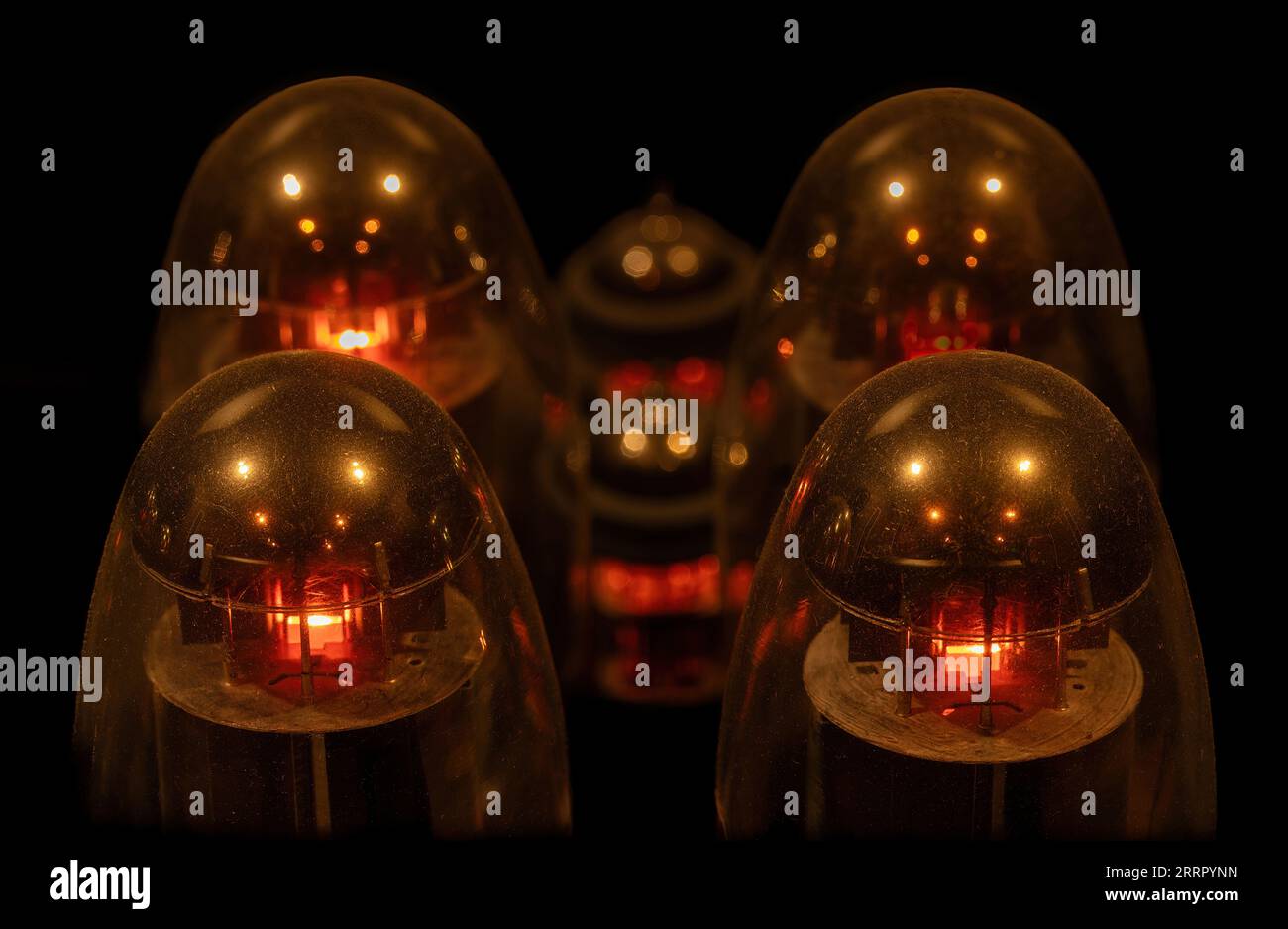 Les tubes à vide de l'amplificateur HiFi brillent dans l'obscurité. Banque D'Images