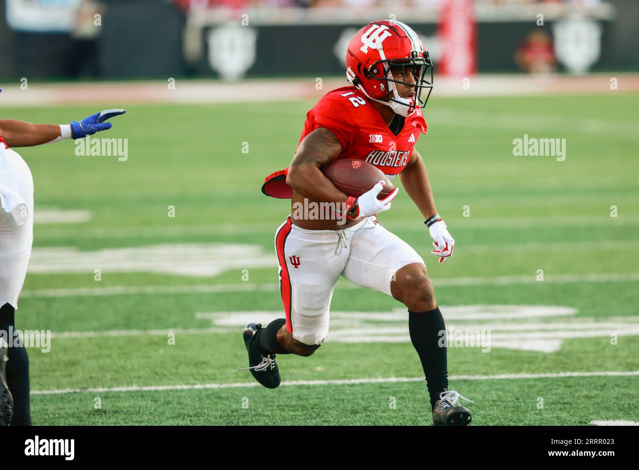 Bloomington, États-Unis. 08 septembre 2023. BLOOMINGTON, INDIANA - 8 SEPTEMBRE : Indiana Hoosiers reprenant Jaylin Lucas (12) contre Indiana State le 8 septembre 2023 à Bloomington, Indiana. IU a battu Indiana State 41-7. Crédit : Jeremy Hogan/Alamy Live News Banque D'Images