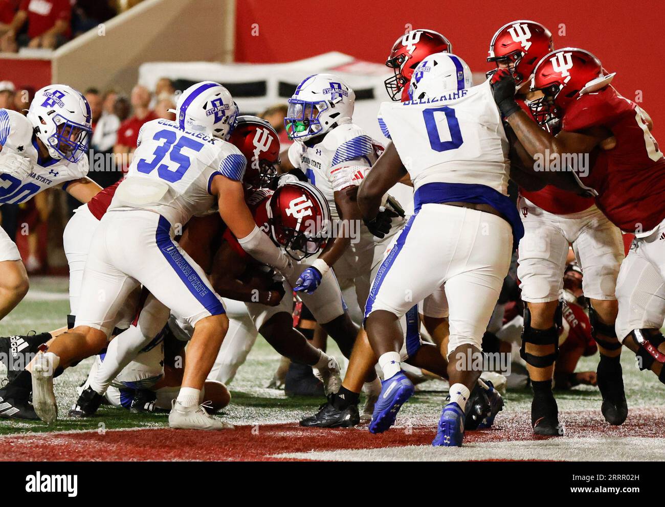 Bloomington, États-Unis. 08 septembre 2023. BLOOMINGTON, INDIANA - 8 SEPTEMBRE : le rallye des Hoosiers de l'Indiana Christian Turner (28) marque un touchdown contre Indiana State le 8 septembre 2023 à Bloomington, Indiana. IU a battu Indiana State 41-7. Crédit : Jeremy Hogan/Alamy Live News Banque D'Images