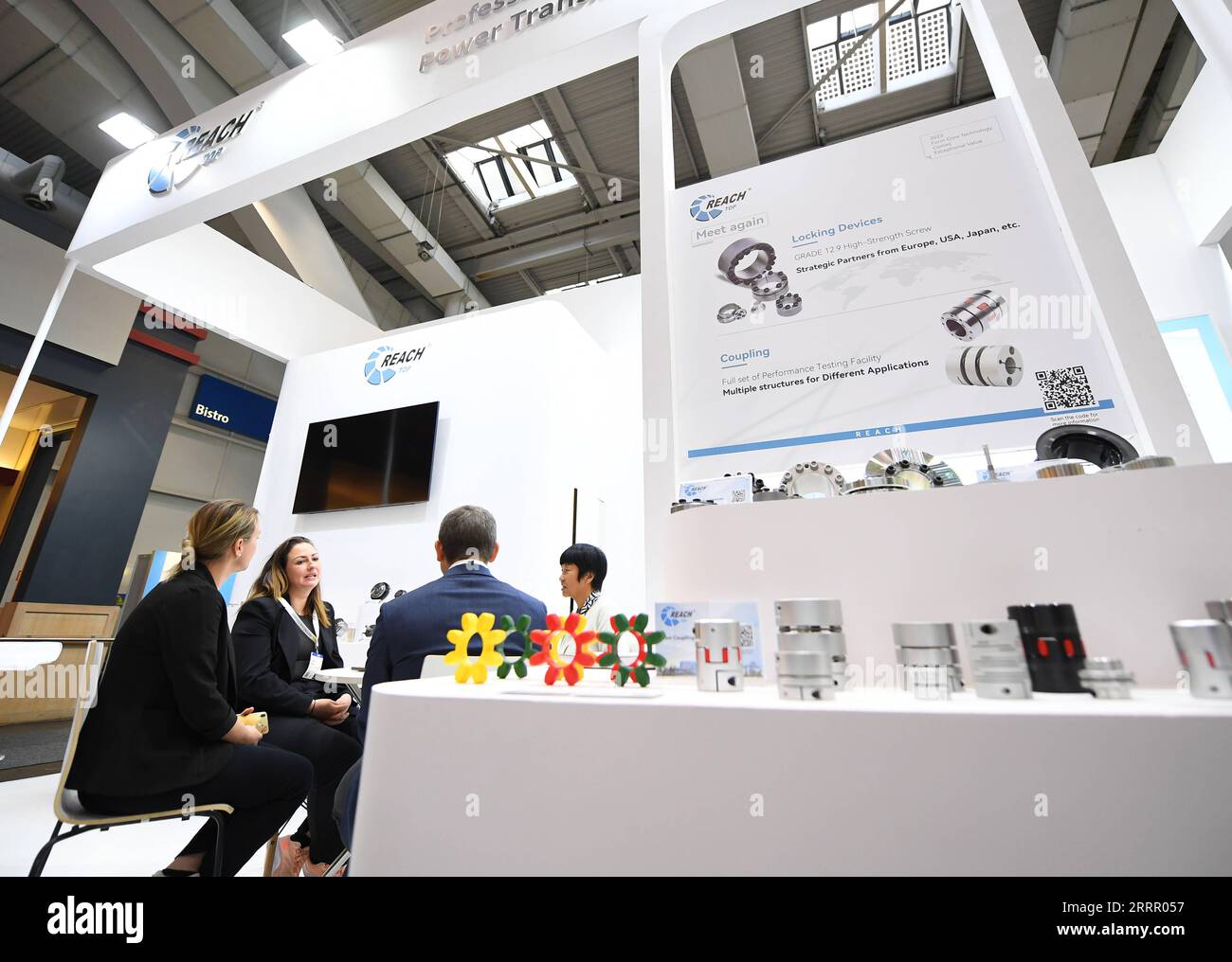 230420 -- HANOVRE, le 20 avril 2023 -- les gens visitent le stand de Reach Machinery Co., Ltd. À Hannover Messe 2023 à Hanovre, Allemagne, le 19 avril 2023. Les entreprises chinoises sont compétitives sur les marchés mondiaux et sont toujours prêtes à apprendre et à s'améliorer, Jochen Koeckler, président du directoire de Deutsche Messe AG, a commenté mercredi les quelque 800 entreprises chinoises qui participent à Hannover Messe 2023. Le salon, l'un des plus grands au monde et qui dure du 17 avril au 21 avril, présente plus de 4 000 entreprises, qui présentent des solutions pour la production et l'énergie sup Banque D'Images