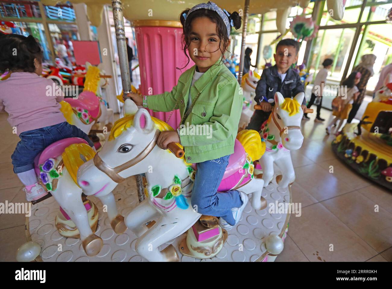 230421 -- BEYROUTH, 21 avril 2023 -- les enfants s'amusent dans un parc d'attractions pour célébrer l'Aïd al-Fitr à Beyrouth, Liban, le 21 avril 2023. LIBAN-BEYROUTH-EID AL-FITR-CELEBRATION BILALXJAWICH PUBLICATIONXNOTXINXCHN Banque D'Images