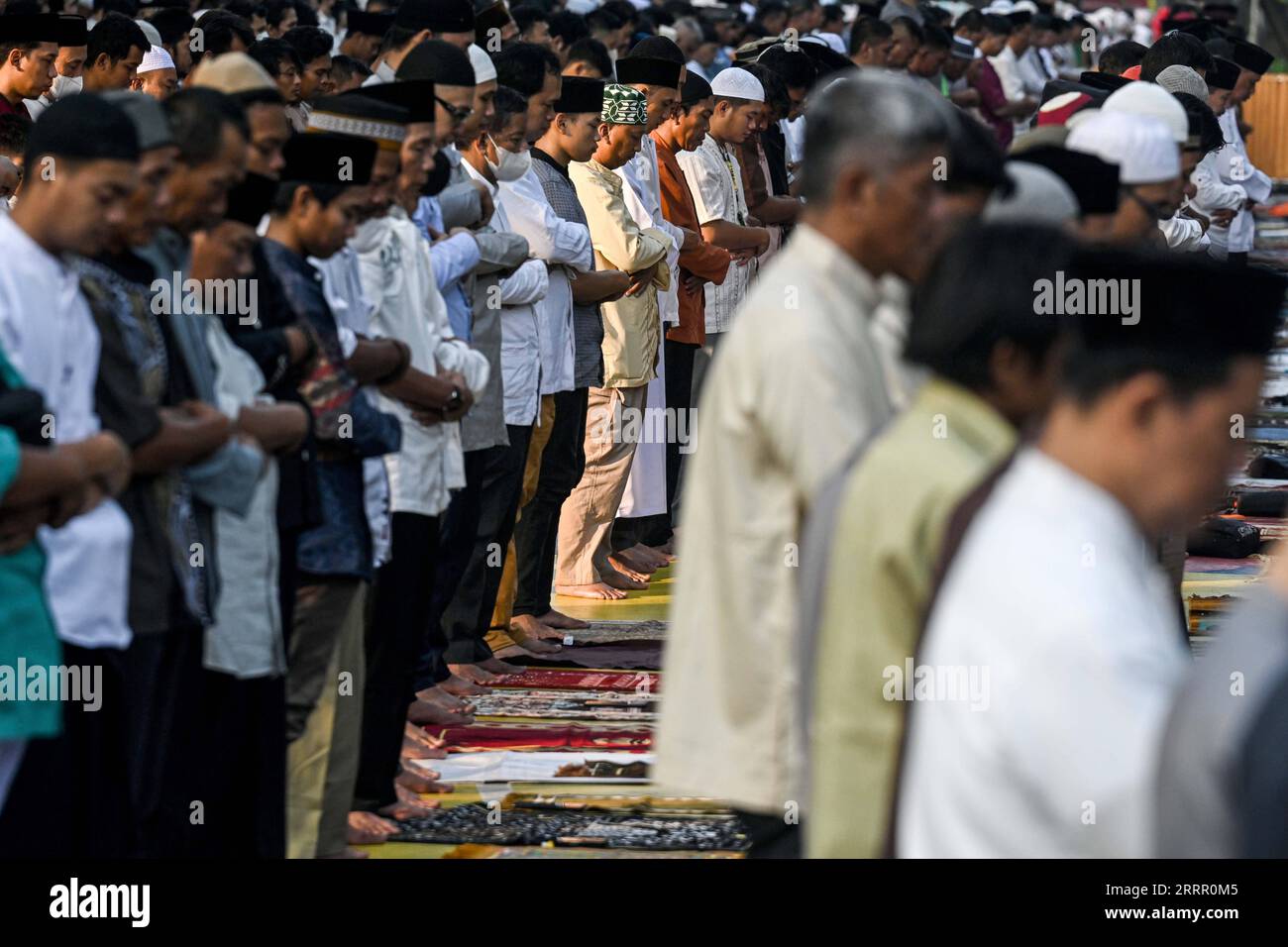 230422 -- JAKARTA, le 22 avril 2023 -- des gens offrent les prières de l'Aïd al-Fitr au parc Menteng à Jakarta, Indonésie, le 22 avril 2023. INDONÉSIE-JAKARTA-EID AL-FITR-PRAYER AGUNGXKUNCAHYAXB. PUBLICATIONxNOTxINxCHN Banque D'Images