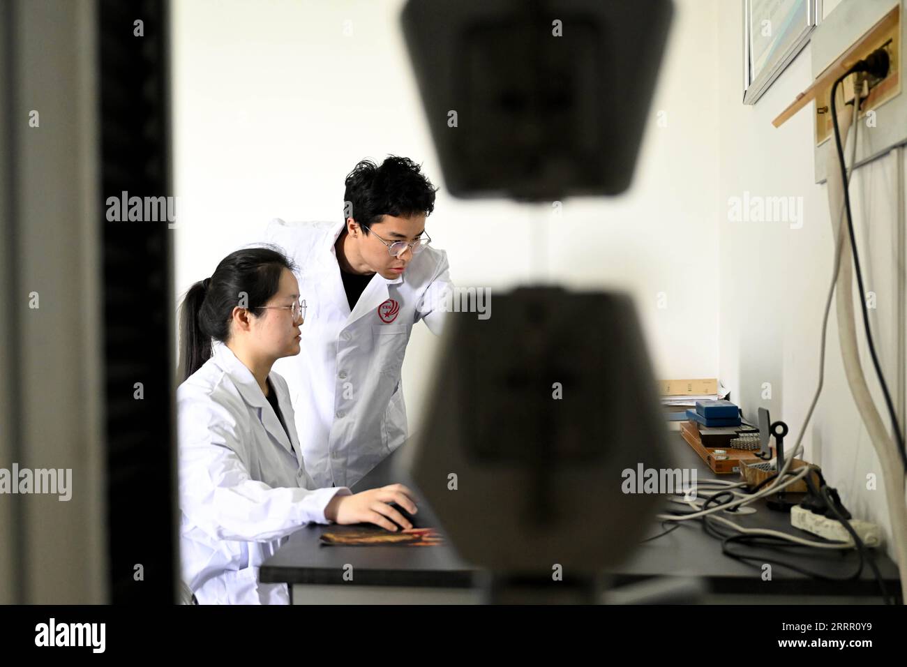 230422 -- HEFEI, 22 avril 2023 -- les étudiants d'une équipe spéciale de recherche aérospatiale sur les matériaux métalliques de l'Institut de physique de l'état solide de l'Académie chinoise des sciences cas testent les propriétés de traction d'un matériau métallique aux Instituts Hefei des sciences physiques de cas à Hefei, capitale de la province de l'Anhui de l'est de la Chine, le 19 avril 2023. Situé à la périphérie de Hefei, Science Island abrite les instituts de sciences physiques Hefei de l'Académie chinoise des sciences. Sur l'île, un groupe de chercheurs scientifiques, qui se concentrent sur la résolution des problèmes clés dans les technologies aérospatiales, les charges utiles des satellites et Banque D'Images