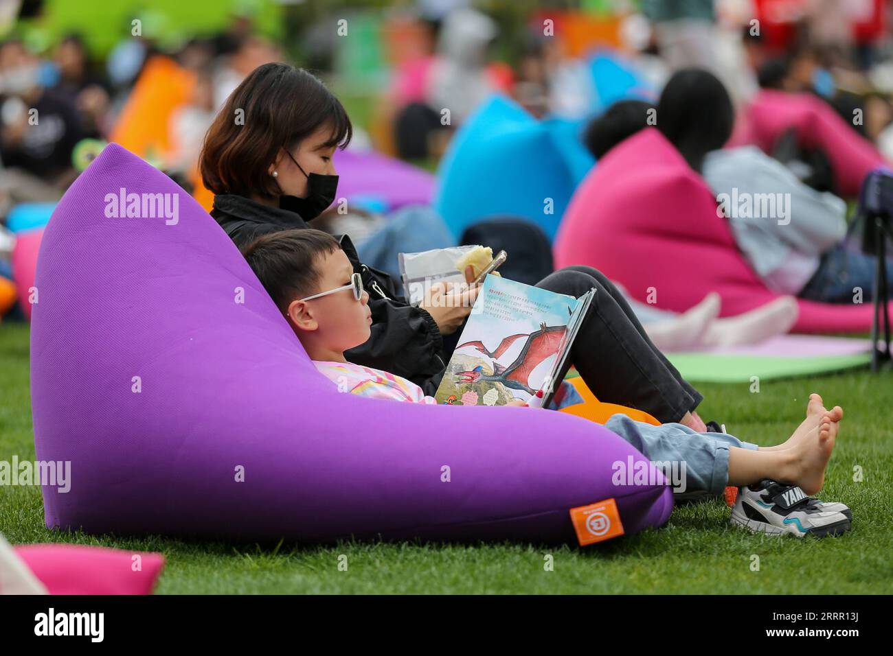 230423 -- SÉOUL, le 23 avril 2023 -- Un enfant lit un livre au Seoul Plaza à Séoul, Corée du Sud, le 23 avril 2023. Des activités de lecture ont eu lieu à Seoul Plaza et Gwanghwamun Square dans le centre-ville de Séoul à l'occasion de la Journée mondiale du livre, qui tombe le 23 avril de chaque année. CORÉE DU SUD-SÉOUL-WORLD BOOK DAY-READING WANGXYILIANG PUBLICATIONXNOTXINXCHN Banque D'Images