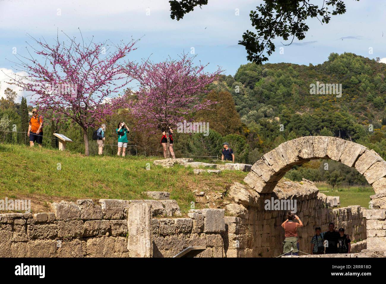 230424 -- ATHÈNES, le 24 avril 2023 -- les touristes visitent le site archéologique d'Olympie dans l'ancienne Olympie sur la péninsule du Péloponnèse en Grèce, le 21 avril 2023. GRÈCE-ANCIENNE OLYMPIE-SITE ARCHÉOLOGIQUE-TOURISME MARIOSXLOLOS PUBLICATIONXNOTXINXCHN Banque D'Images