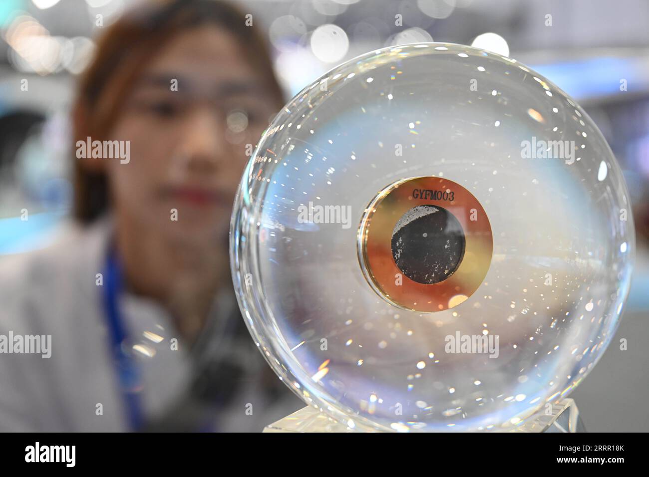 230424 -- HEFEI, le 24 avril 2023 -- Un visiteur regarde un échantillon de sol lunaire exposé lors d'une exposition scientifique de la Journée de l'espace en Chine à Hefei, dans la province de l'Anhui, dans l'est de la Chine, le 24 avril 2023. La Chine a célébré lundi sa Journée de l'espace avec une série d'activités et d'événements. Une cérémonie de lancement de la Journée de l espace a eu lieu lundi à Hefei, capitale de la province d Anhui de l est de la Chine, avec pour thème cette année d enquêter sur les choses pour étendre les connaissances, explorer le firmament. Environ 1 200 invités de plus de 40 pays sont invités à participer cette année à la Journée de l espace de la Chine, qui comprend une série de Banque D'Images