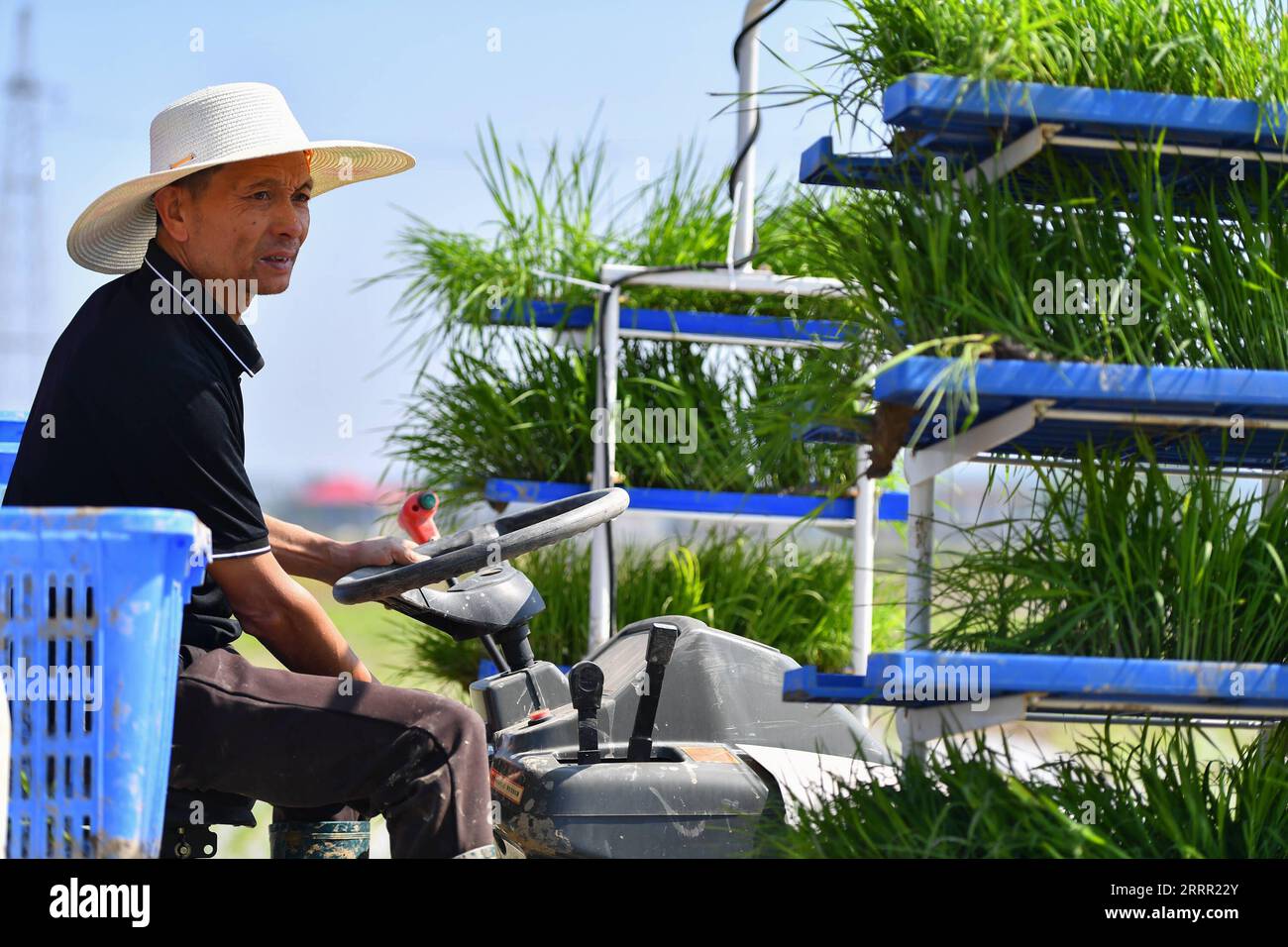 230426 -- XIANGTAN, le 26 avril 2023 -- Un agriculteur conduit un planteur pour transplanter des plants de riz dans des terres agricoles du village de Yijianhe du district de Yuhu, ville de Xiangtan, province du Hunan, au centre de la Chine, le 26 avril 2023. CHINA-HUNAN-XIANGTAN-SPRING CHARRUE CN CHENXZEGUO PUBLICATIONXNOTXINXCHN Banque D'Images