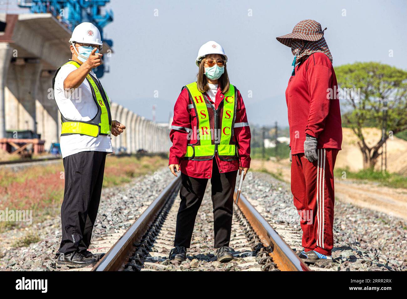 230428 -- BANGKOK, le 28 avril 2023 -- Pannaros Boonserm C travaille sur un chantier de construction du chemin de fer Chine-Thaïlande dans la province de Nakhon Ratchasima, Thaïlande, le 23 février 2023. Pannaros Boonserm, 33 ans, est traducteur dans une société de supervision pour la première section du projet ferroviaire sino-thaïlandais. Le chemin de fer sino-thaïlandais, un élément important du réseau ferroviaire transasiatique, sera le premier chemin de fer à grande vitesse à écartement standard de Thaïlande. La première section, reliant la capitale thaïlandaise Bangkok à la province de Nakhon Ratchasima, dans laquelle Pannaros vit pour le moment avec ses grands-parents, est expe Banque D'Images