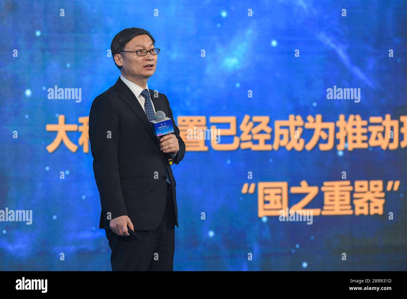 230428 -- SHENZHEN, le 28 avril 2023 -- Han Jiecai, membre permanent de l'Institut de technologie Harbin, prononce un discours lors du Forum de la ville scientifique de Guangming à Shenzhen, dans la province du Guangdong du sud de la Chine, le 27 avril 2023. Le premier Forum de Guangming Science City a débuté jeudi à Shenzhen. CHINA-SHENZHEN-GUANGMING SCIENCE CITY FORUM CN LIANGXXU PUBLICATIONXNOTXINXCHN Banque D'Images