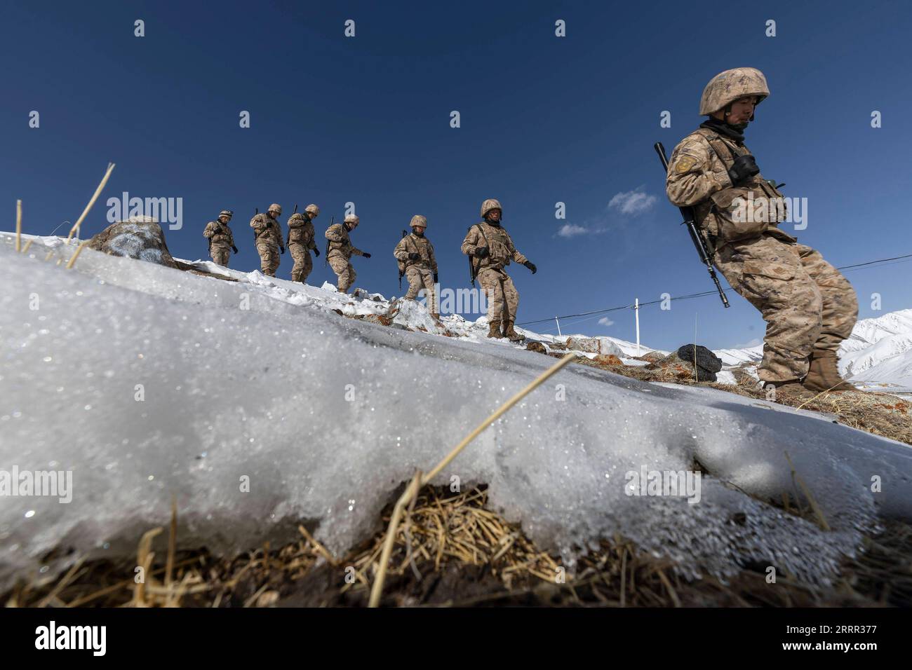 230429 -- KHUNJERAB, le 29 avril 2023 -- des soldats patrouillent à Khunjerab, dans la région autonome ouïgoure du Xinjiang, au nord-ouest de la Chine, le 13 avril 2023. Gao Guanghui, une recrue qui venait de rejoindre l'armée depuis 7 mois, a été choqué lorsqu'il est entré dans la salle d'honneur du régiment de défense des frontières à Khunjerab, dans le nord-ouest de la Chine, dans la région autonome ouïgoure du Xinjiang. Le régiment est basé sur le Pamir, gardant la frontière sino-pakistanaise et le port de Khunjerab. Avec une altitude moyenne de 4 700 mètres, l'endroit est une zone interdite pour beaucoup de gens, car la température ici peut descendre à moins 40 degrés Celsius, Banque D'Images