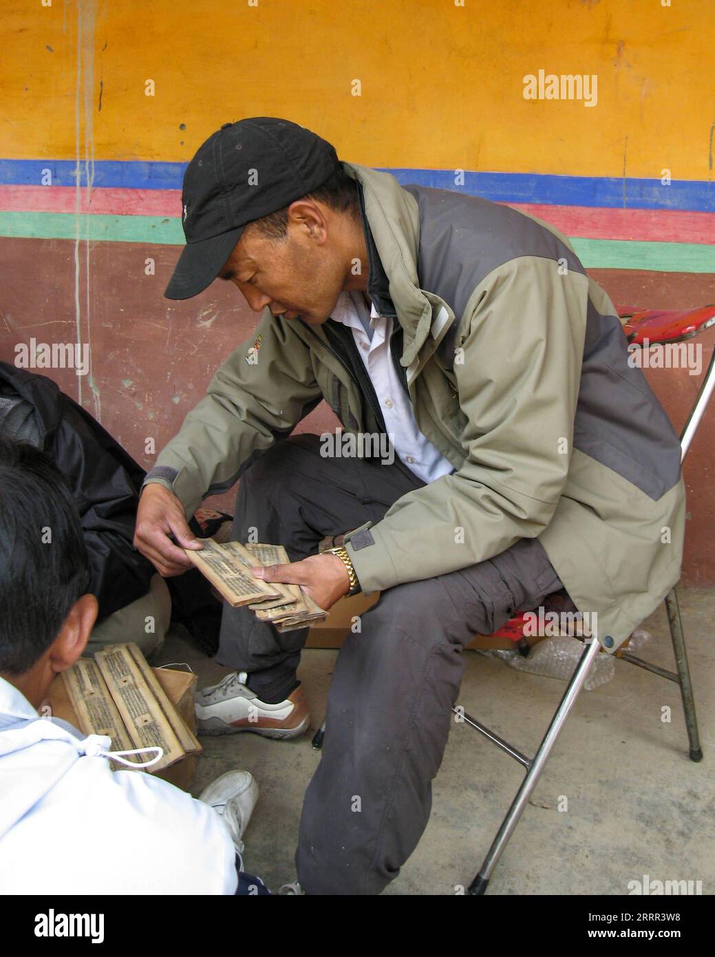 230430 -- LHASSA, 30 avril 2023 -- cette photo prise le 27 juillet 2008 montre Gyumey Tsultrim observant des manuscrits en feuilles de palmier de sutras bouddhistes dans la région autonome du Tibet du sud-ouest de la Chine. Au palais de la Truzing de Norbulingka dans la banlieue ouest de Lhassa, des milliers de livres anciens sur divers champs du Tibet sont stockés sur des étagères. Pour l'instant, Gyumey Tsultrim et ses collègues ont pour tâche principale de faire un inventaire des livres anciens à la fois manuellement et numériquement. Gyumey Tsultrim est né en 1967 dans le comté de Chanang dans le Shannan. En 1986, alors que des experts de l'Académie des sciences sociales du Tibe Banque D'Images