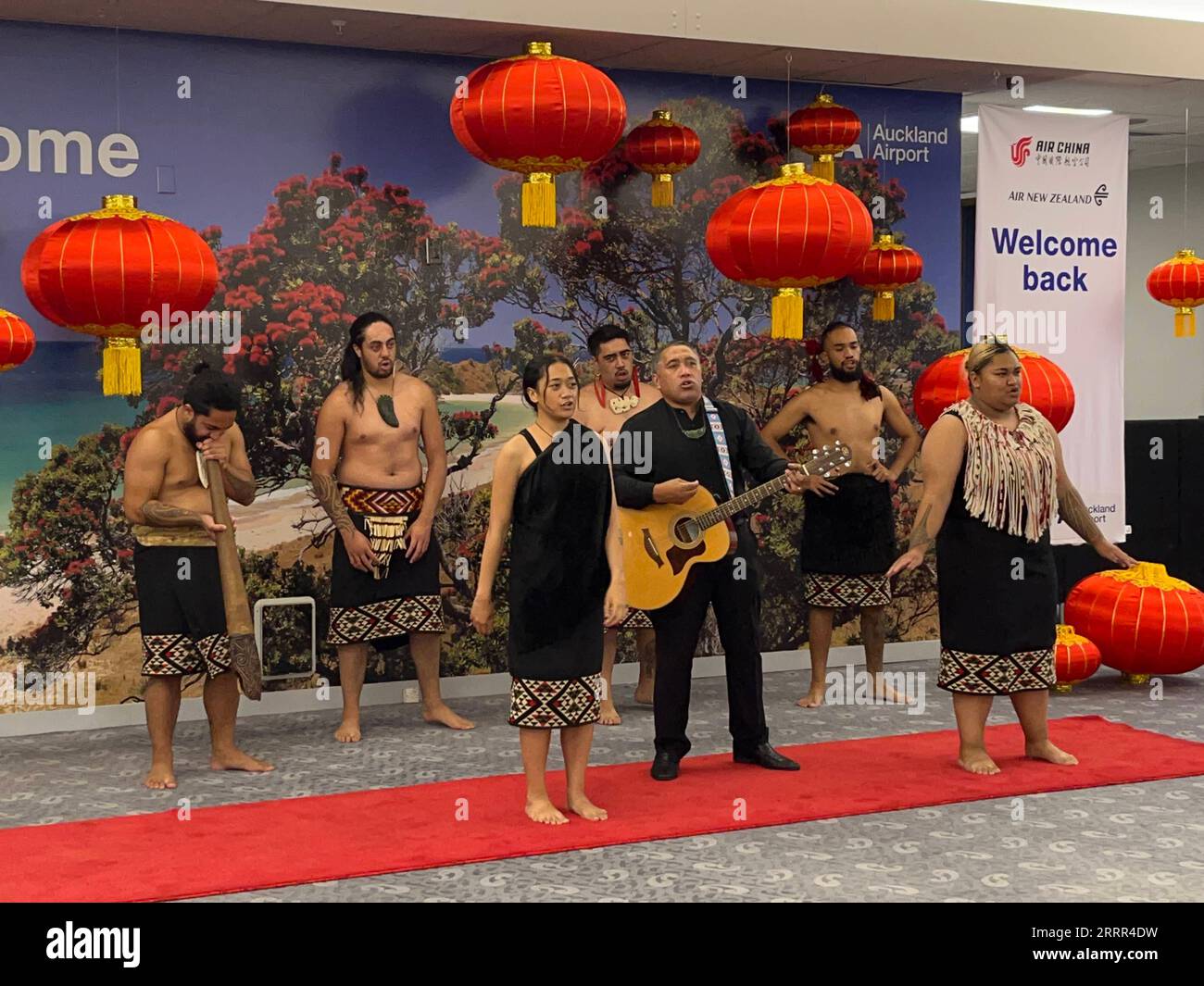 230502 -- AUCKLAND, le 2 mai 2023 -- cette photo prise avec un téléphone portable montre une cérémonie d'accueil avec danse et chant traditionnels maoris à l'aéroport international d'Auckland à Auckland, en Nouvelle-Zélande, le 2 mai 2023. Les vols directs entre Pékin et Auckland en Nouvelle-Zélande ont officiellement repris mardi lorsqu’un avion d’Air China transportant plus de 200 touristes chinois a atterri à l’aéroport international d’Auckland. VOLS NOUVELLE-ZÉLANDE-AUCKLAND-PÉKIN-RESTART LUXHUAIQIAN PUBLICATIONXNOTXINXCHN Banque D'Images